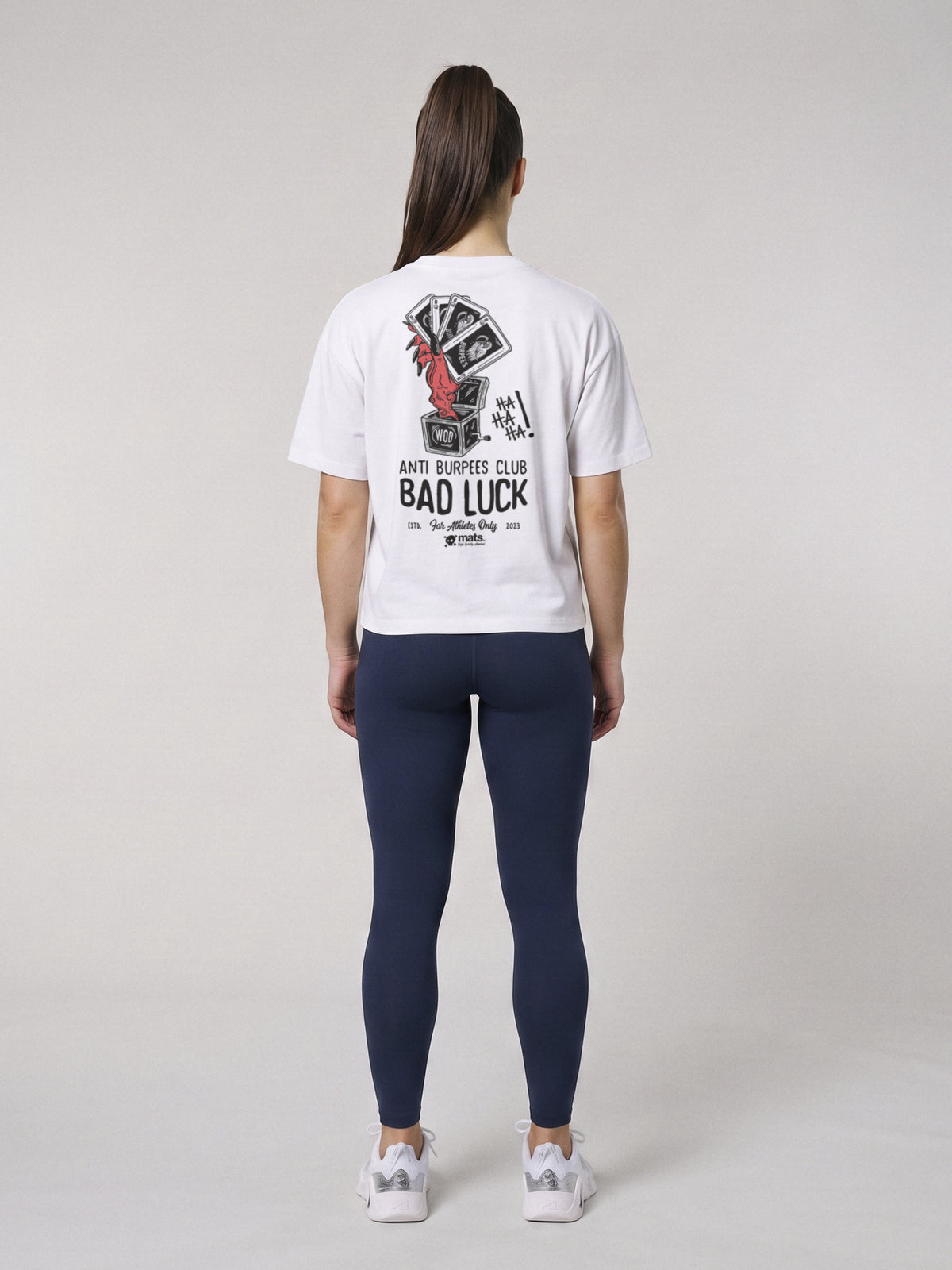 Anti Burpees Club - Bad Luck - Boxy Fit · Blanco · modelo chica · espalda