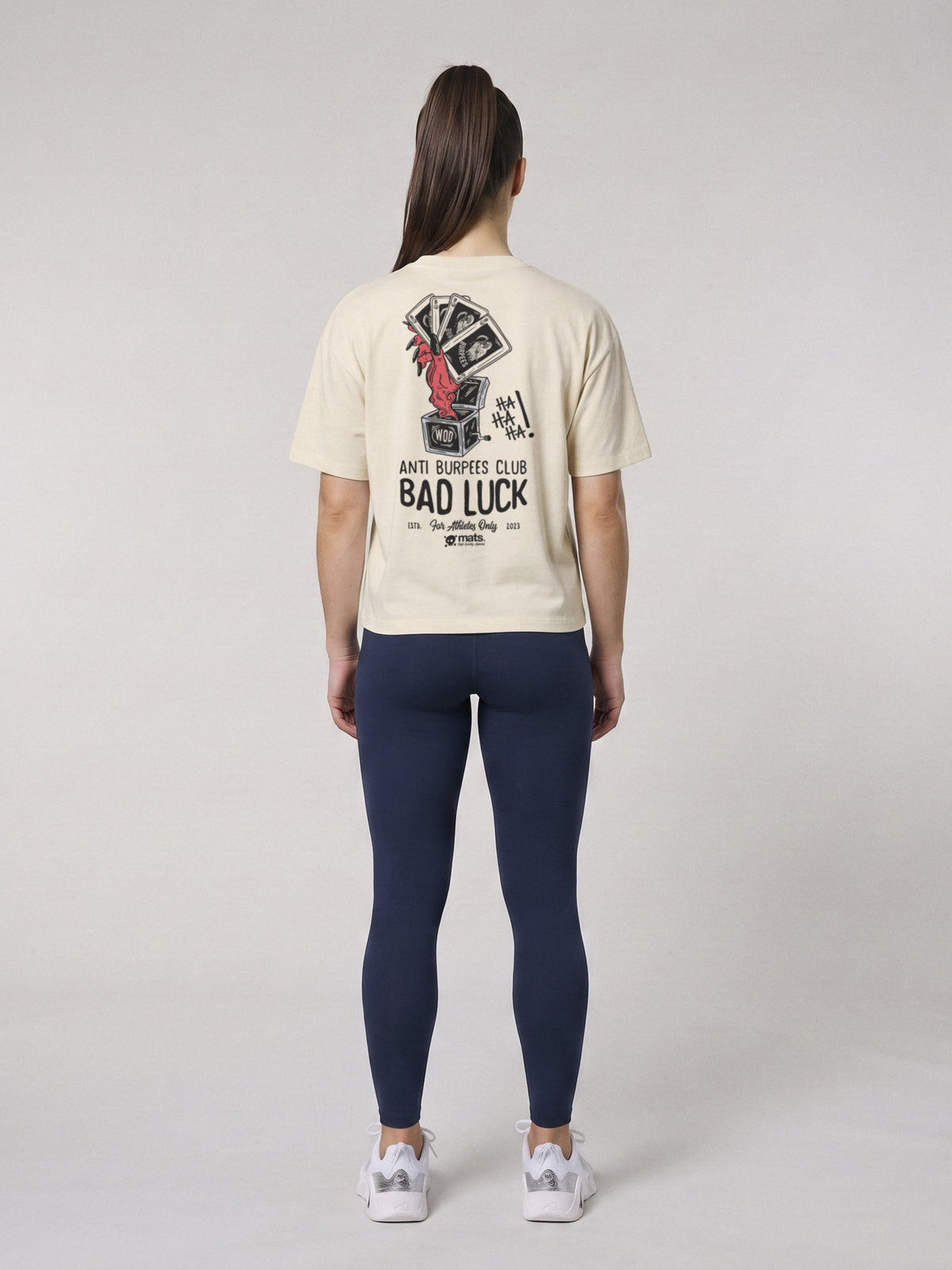 Anti Burpees Club - Bad Luck - Boxy Fit · Natural · modelo chica · espalda