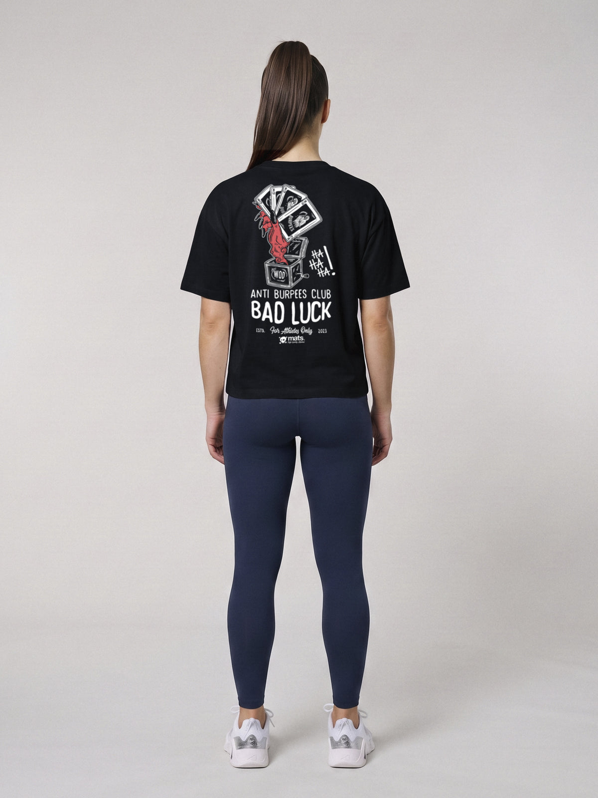 Anti Burpees Club - Bad Luck - Boxy Fit · Negro · modelo chica · espalda