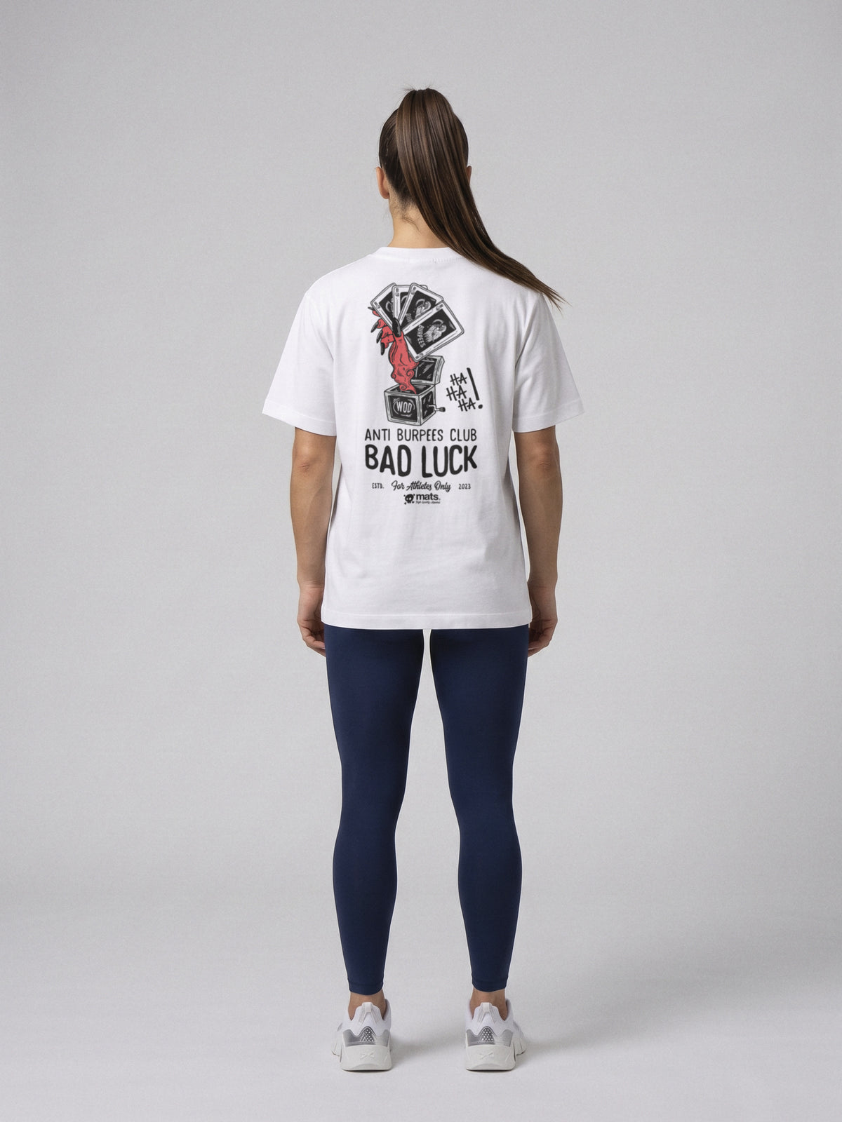 Anti Burpees Club - Bad Luck - Oversize · Blanco · modelo chica · espalda