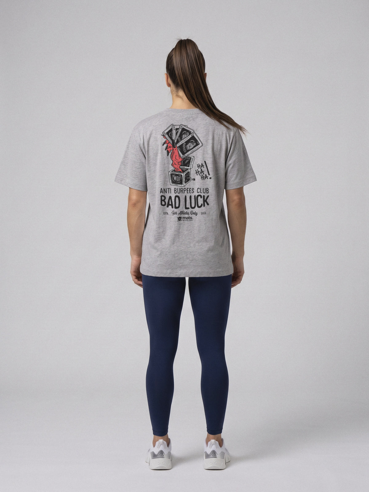 Anti Burpees Club - Bad Luck - Oversize · Gris · modelo chica · espalda