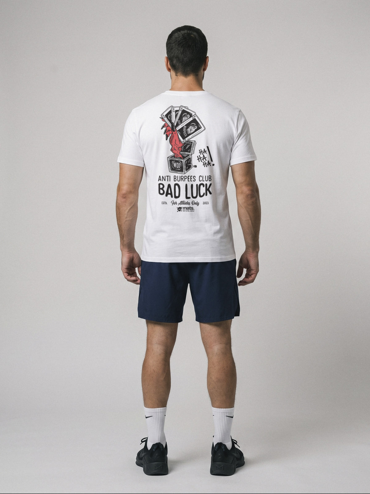 Anti Burpees Club - Bad Luck - Regular Fit · Blanco · modelo chico · espalda