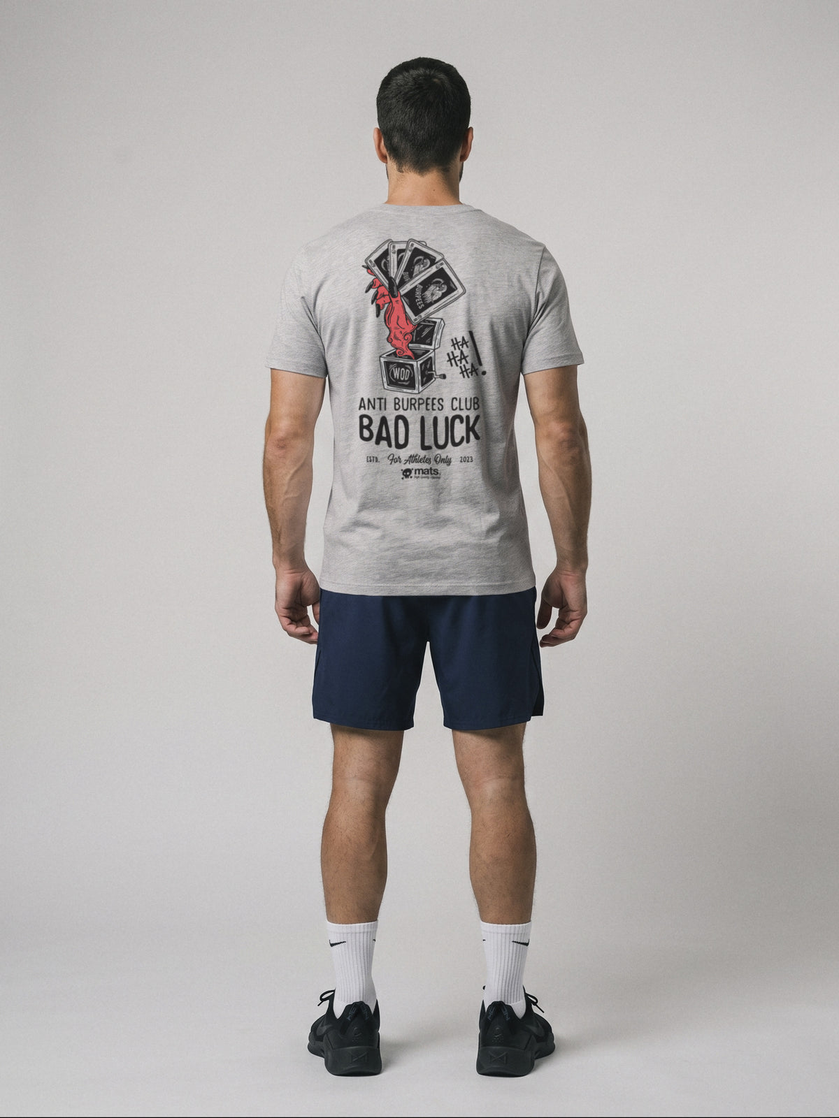 Anti Burpees Club - Bad Luck - Regular Fit · Gris · modelo chico · espalda