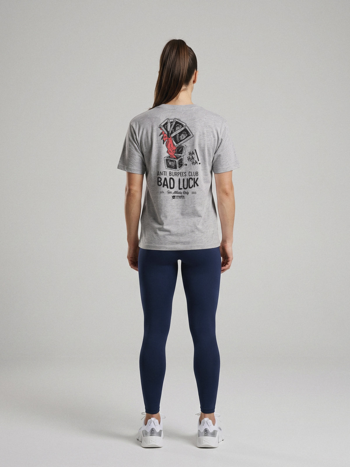 Anti Burpees Club - Bad Luck - Regular Fit · Gris · modelo chica · espalda