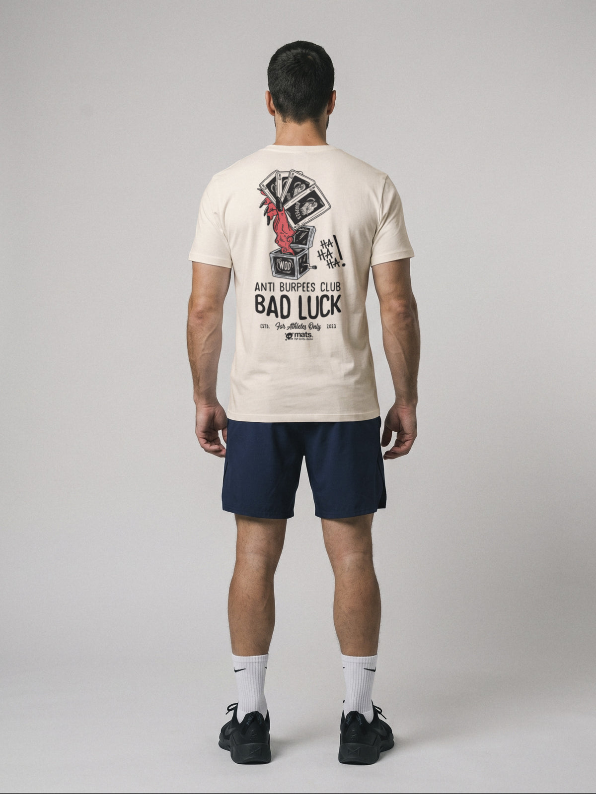 Anti Burpees Club - Bad Luck - Regular Fit · Natural · modelo chico · espalda