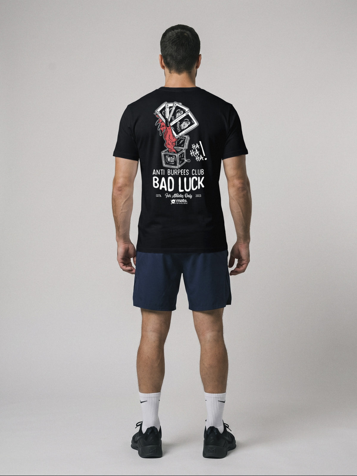 Anti Burpees Club - Bad Luck - Regular Fit · Negro · modelo chico · espalda