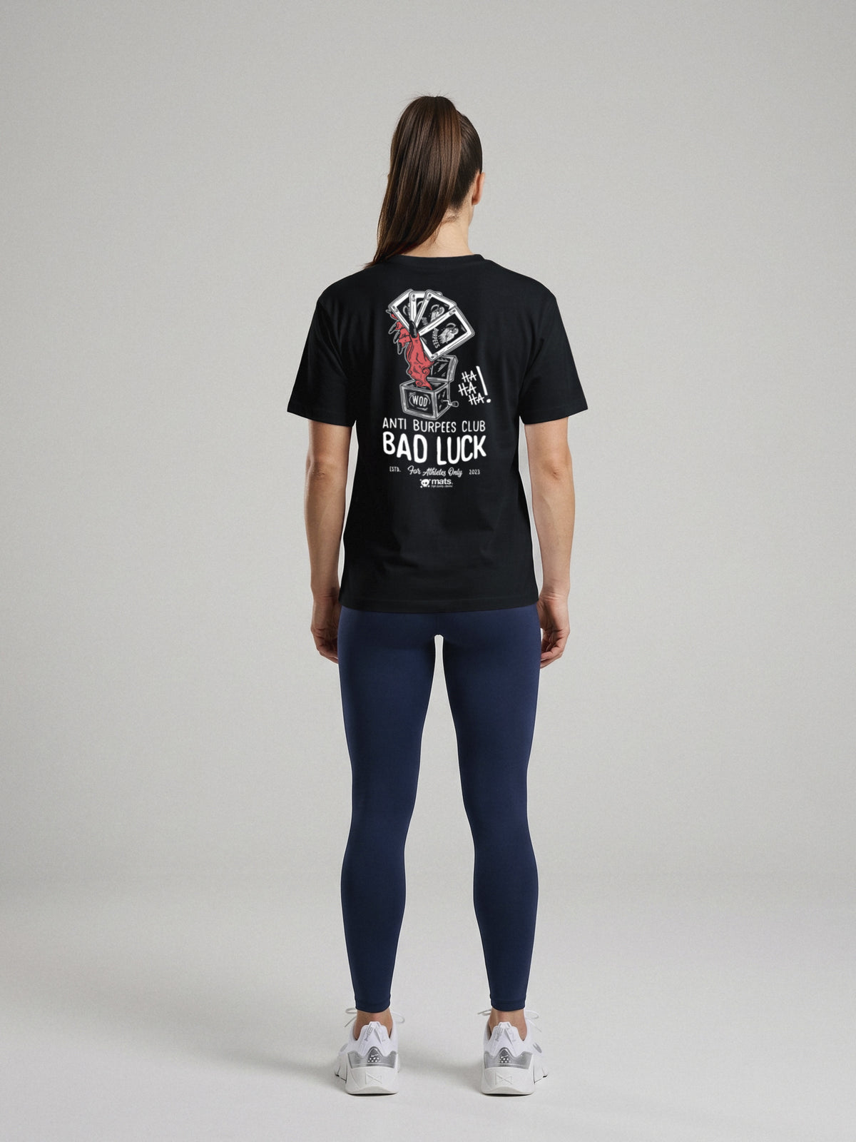 Anti Burpees Club - Bad Luck - Regular Fit · Negro · modelo chica · espalda