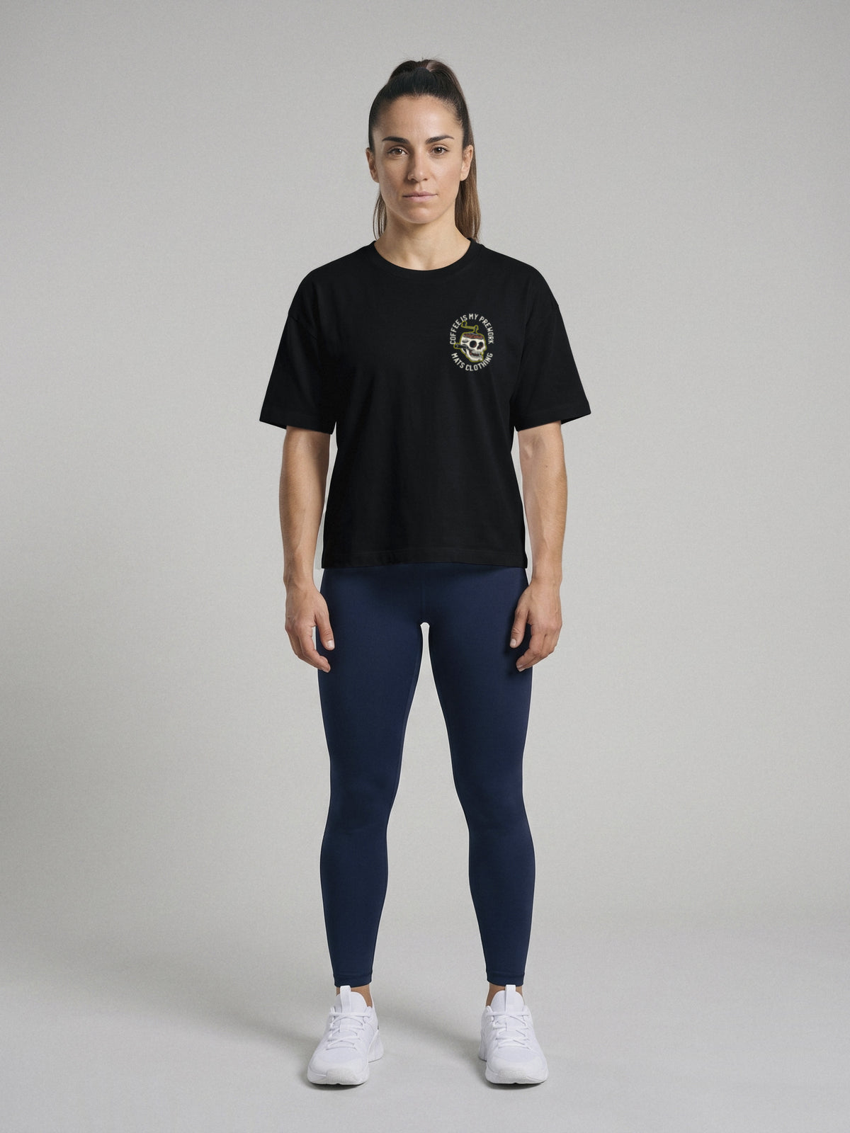 Coffee Is My Prework - Boxy Fit · Negro · modelo chica · frente