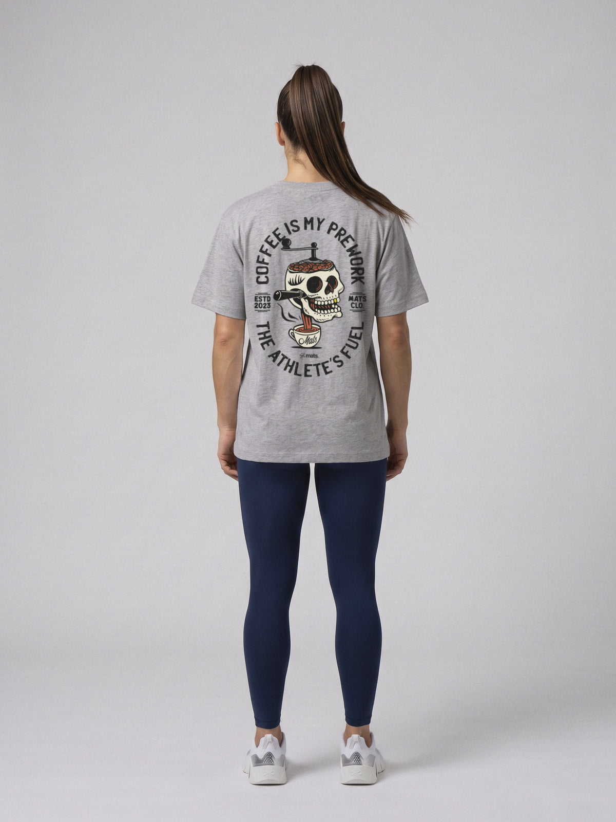 Coffee Is My Prework - Oversize · Gris · modelo chica · espalda