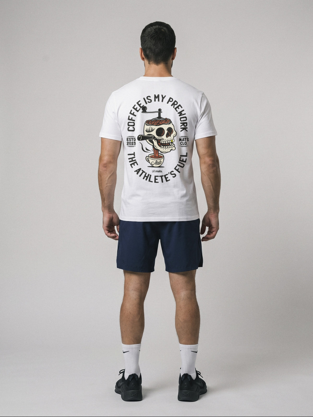 Coffee Is My Prework - Regular Fit · Blanco · modelo chico · espalda