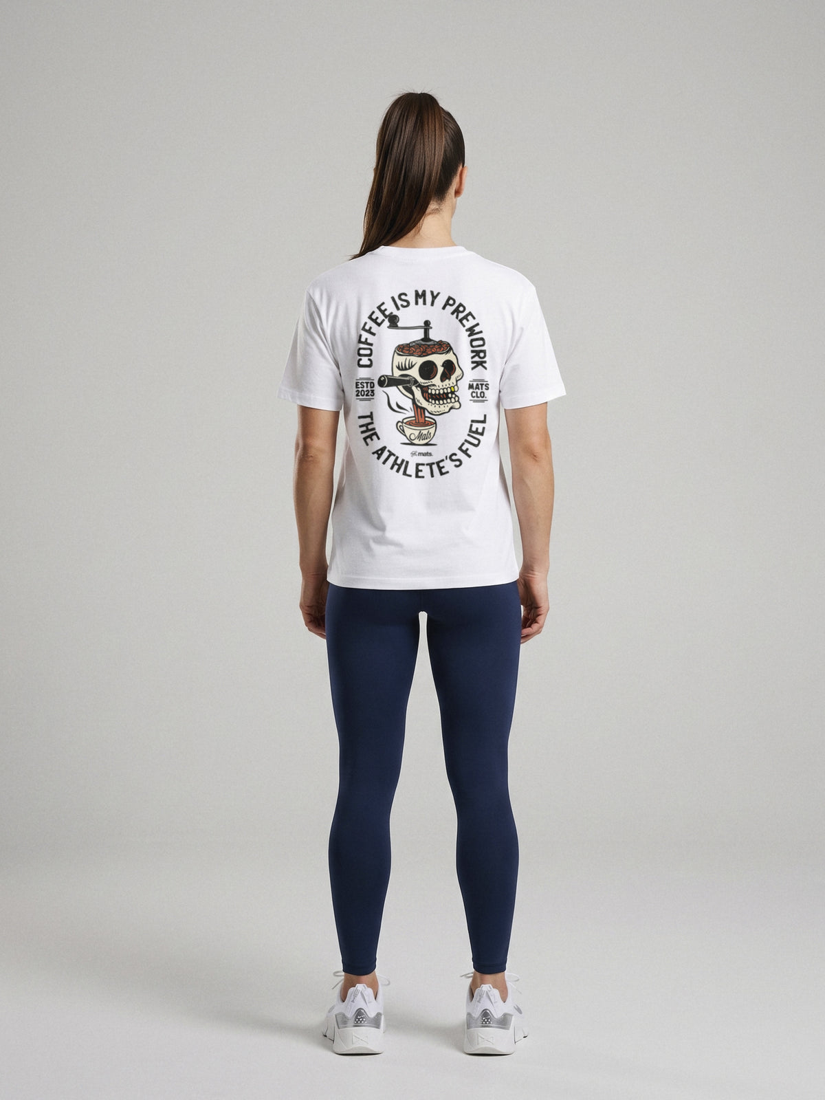 Coffee Is My Prework - Regular Fit · Blanco · modelo chica · espalda