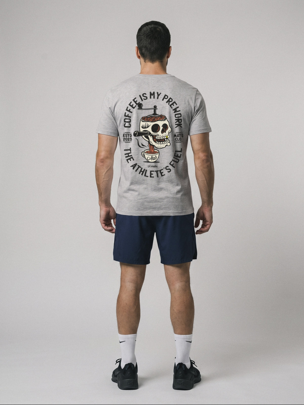 Coffee Is My Prework - Regular Fit · Gris · modelo chico · espalda