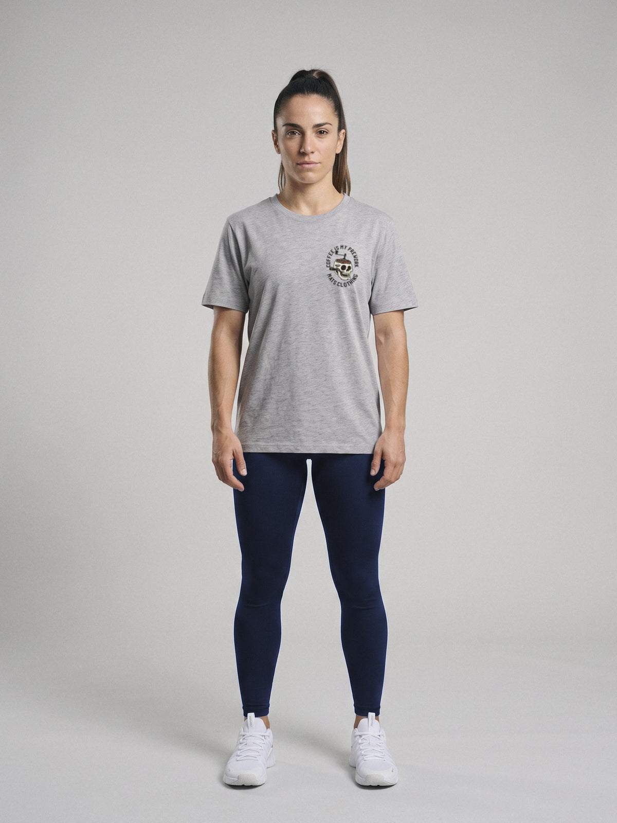 Coffee Is My Prework - Regular Fit · Gris · modelo chica · frente