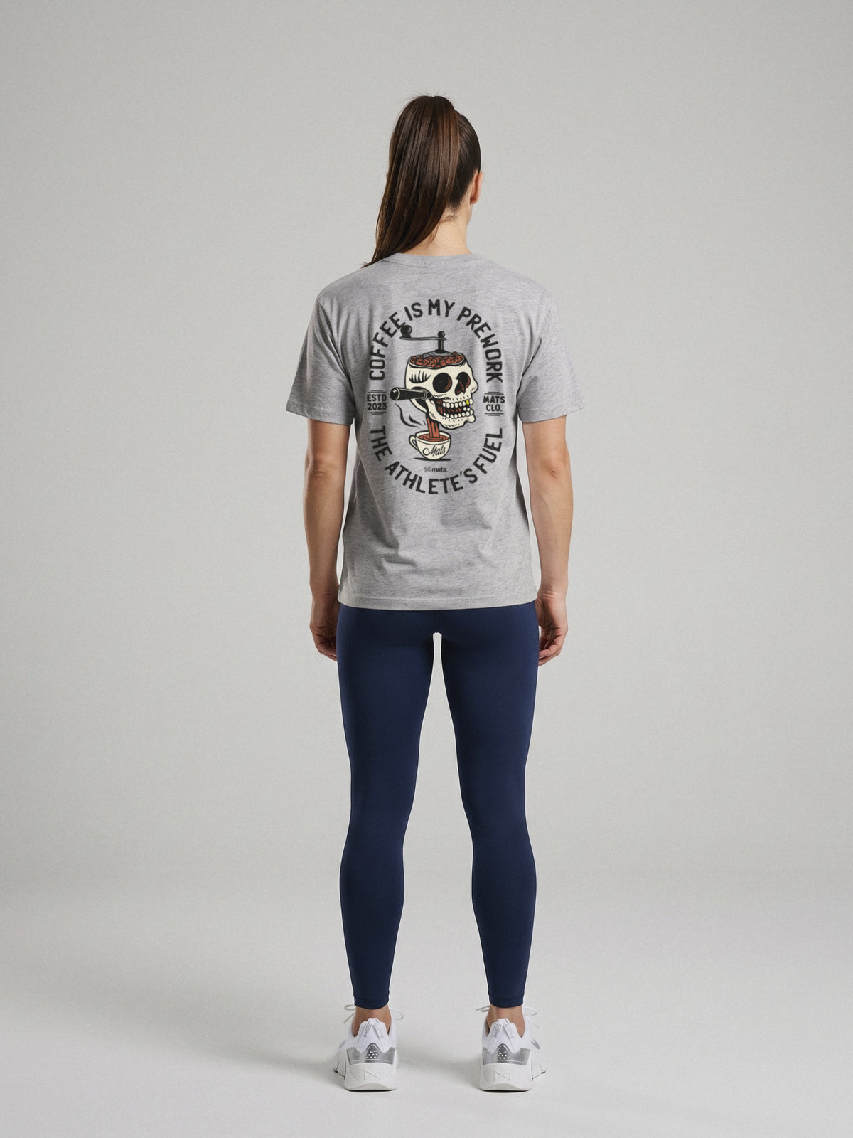 Coffee Is My Prework - Regular Fit · Gris · modelo chica · espalda