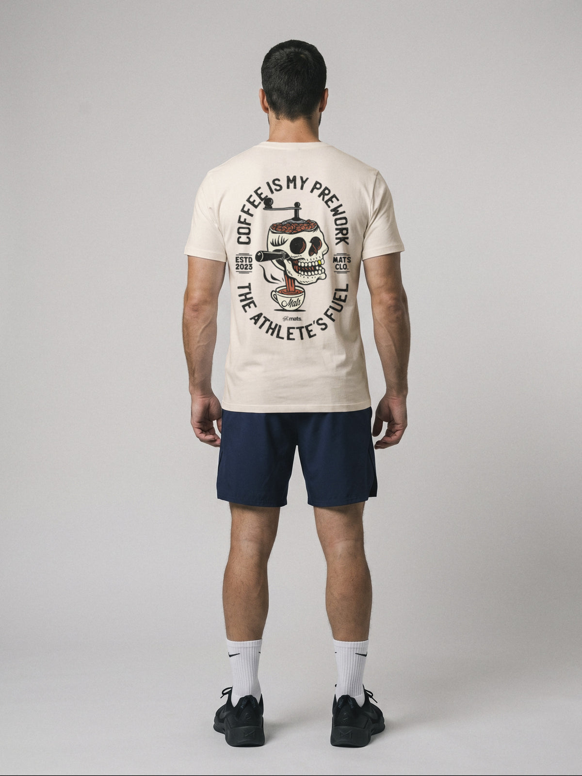 Coffee Is My Prework - Regular Fit · Natural · modelo chico · espalda