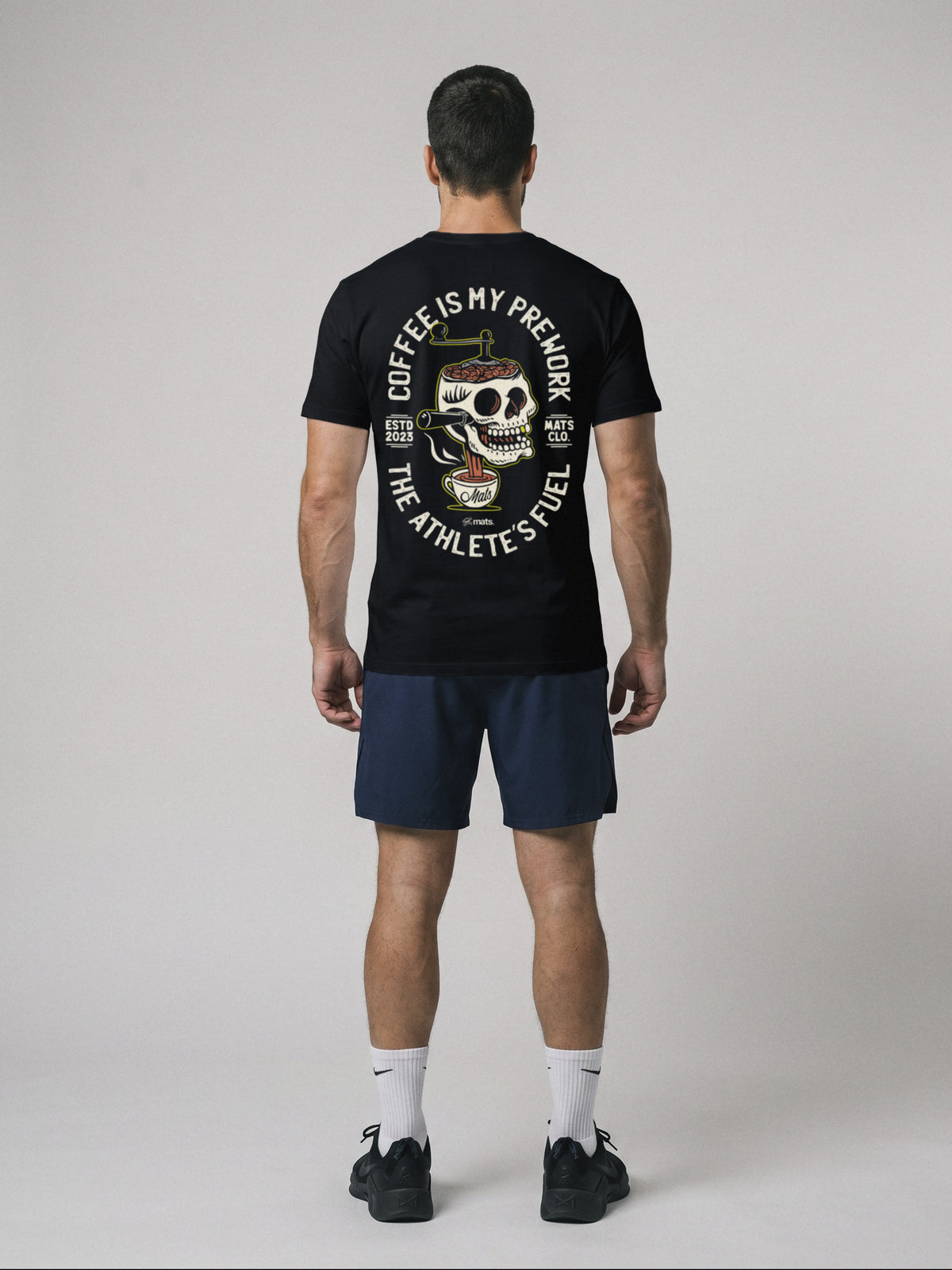 Coffee Is My Prework - Regular Fit · Negro · modelo chico · espalda