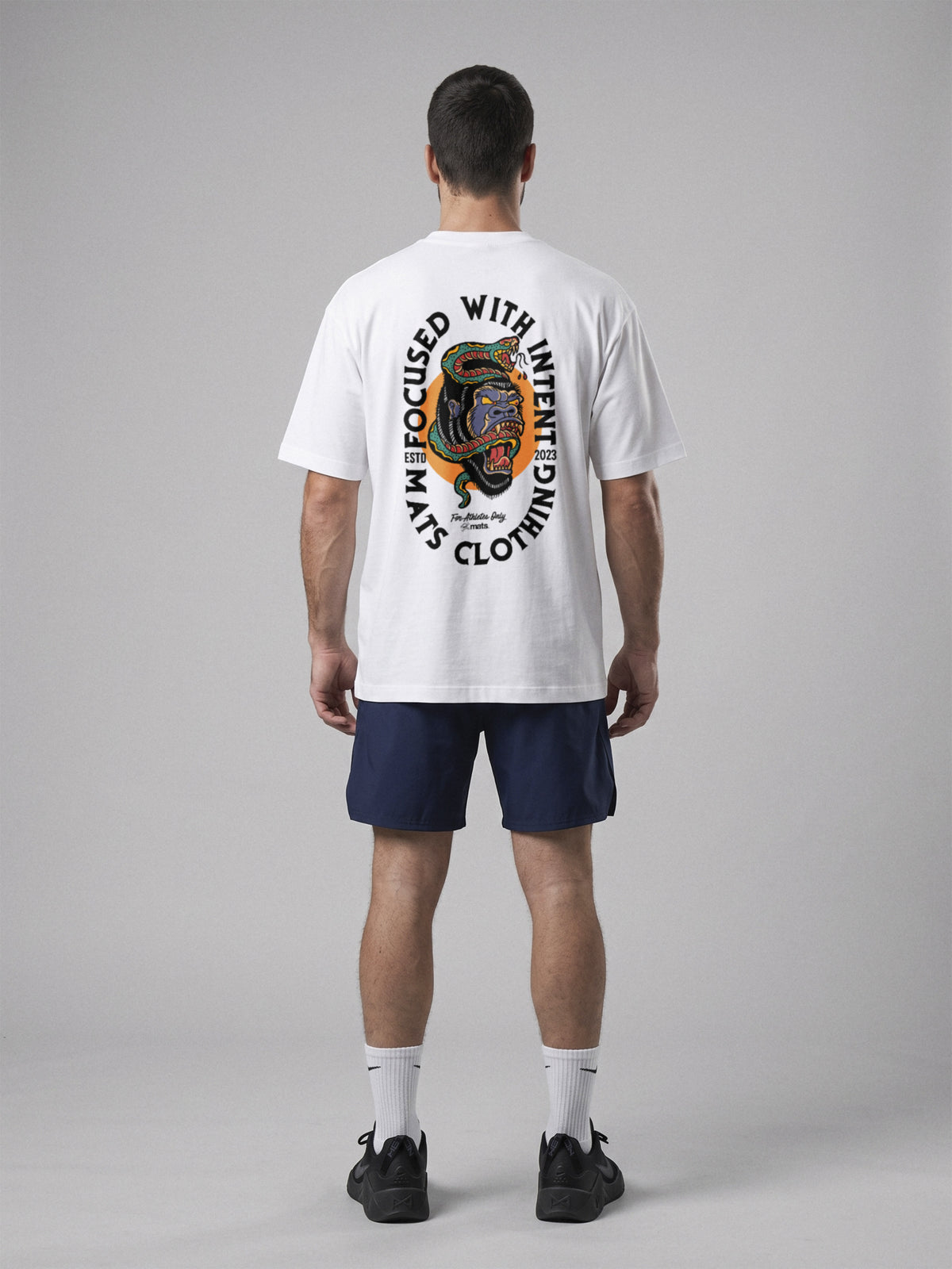 Focused With Intent - Oversize · Blanco · modelo chico · espalda