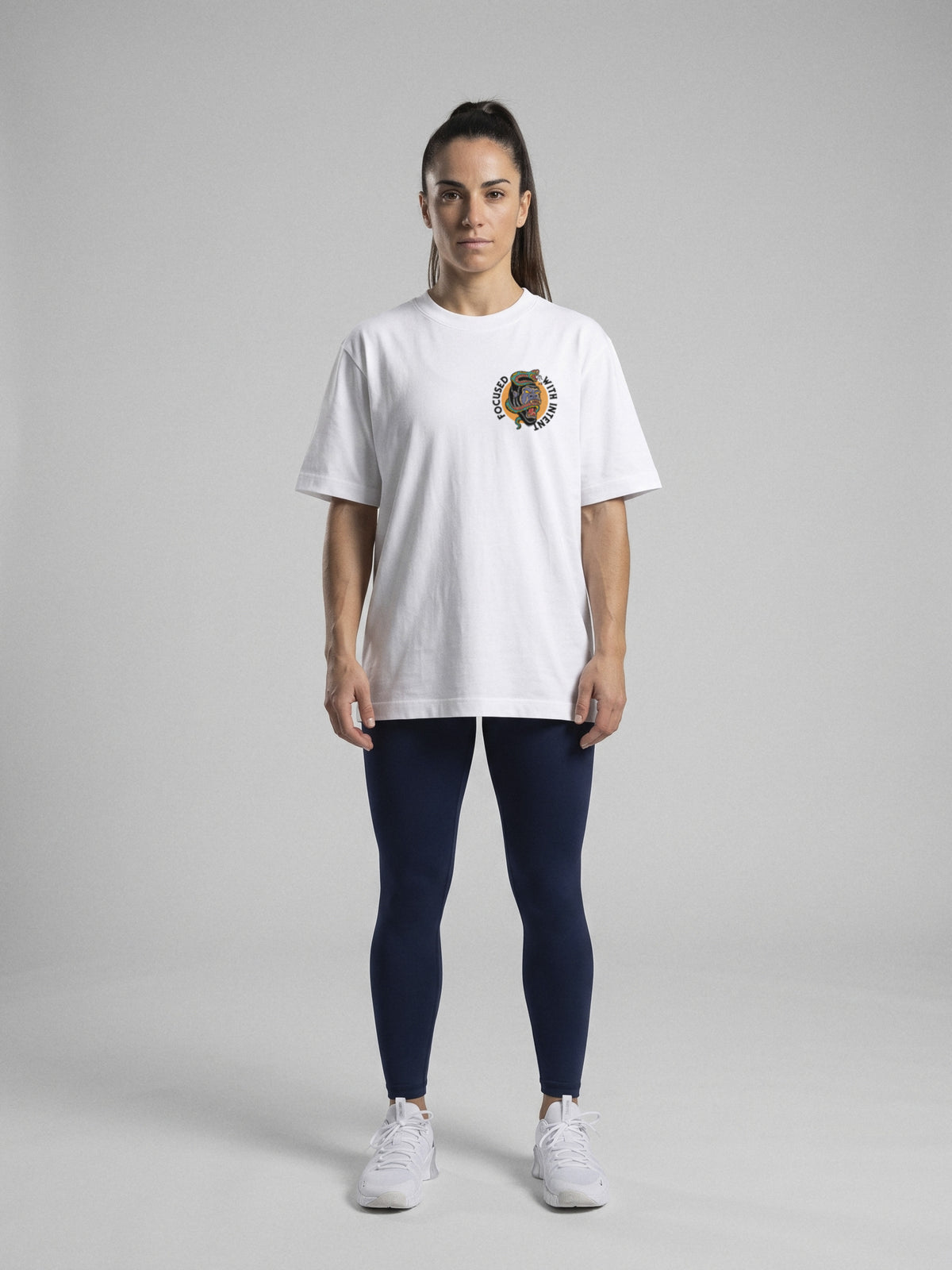 Focused With Intent - Oversize · Blanco · modelo chica · frente