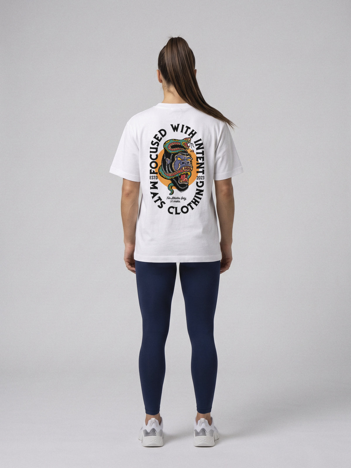 Focused With Intent - Oversize · Blanco · modelo chica · espalda