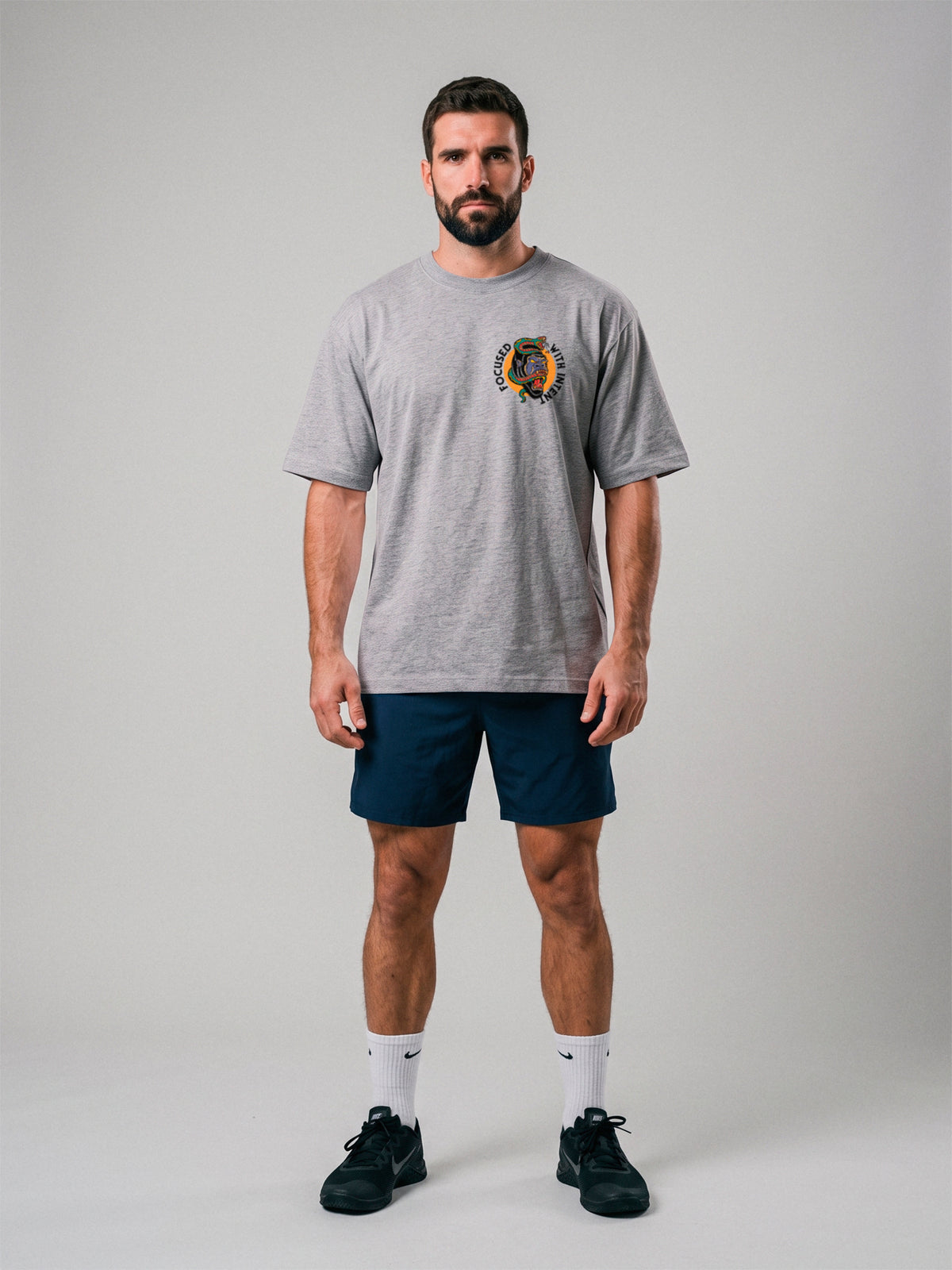 Focused With Intent - Oversize · Gris · modelo chico · frente