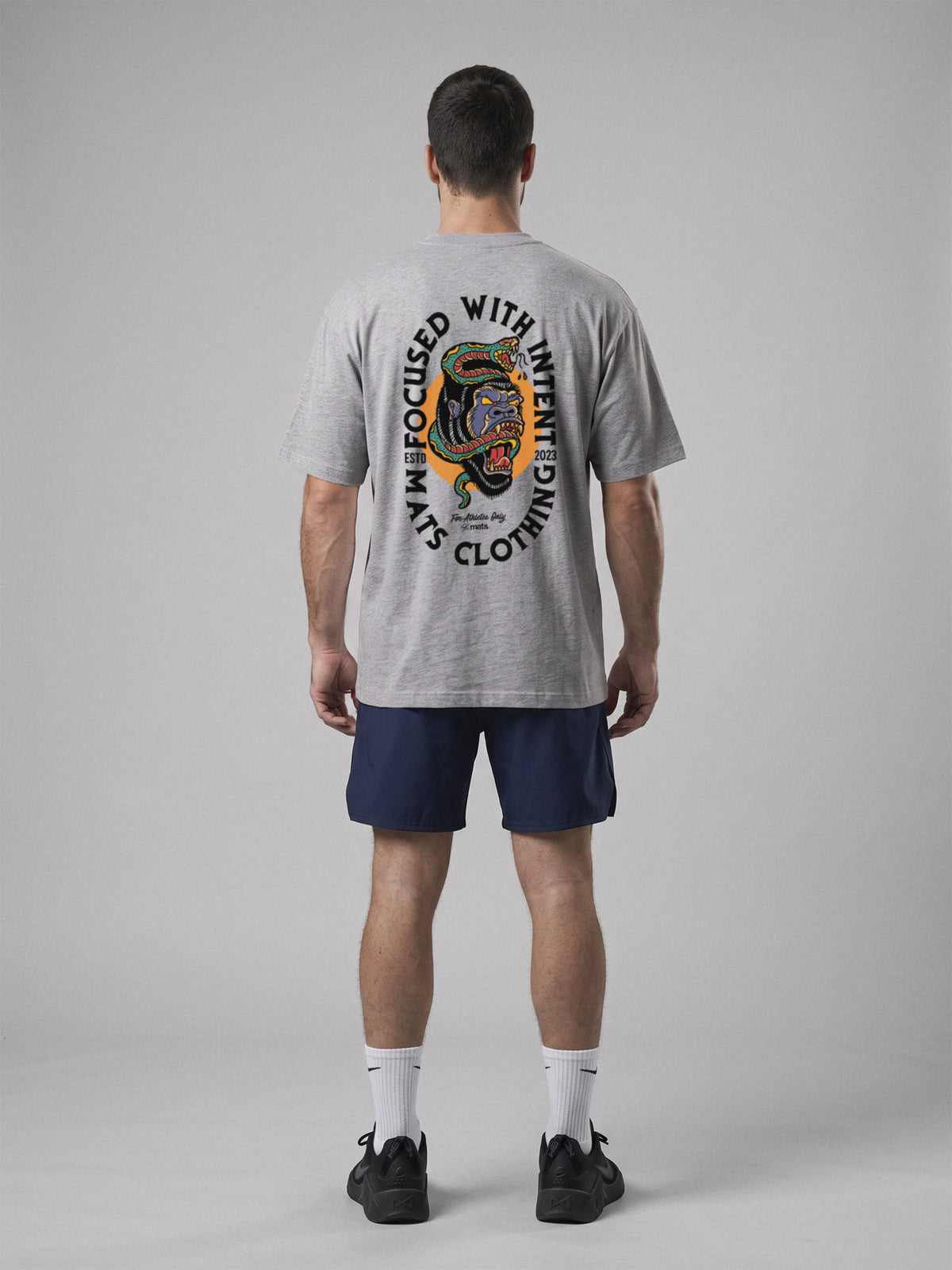 Focused With Intent - Oversize · Gris · modelo chico · espalda