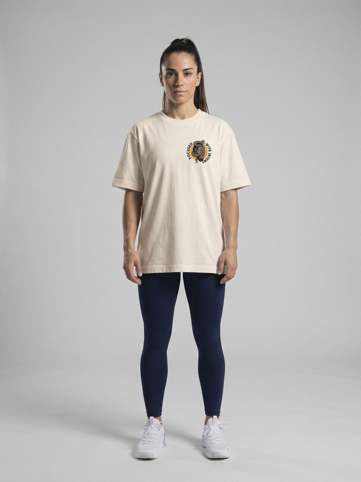 Focused With Intent - Oversize · Natural · modelo chica · frente