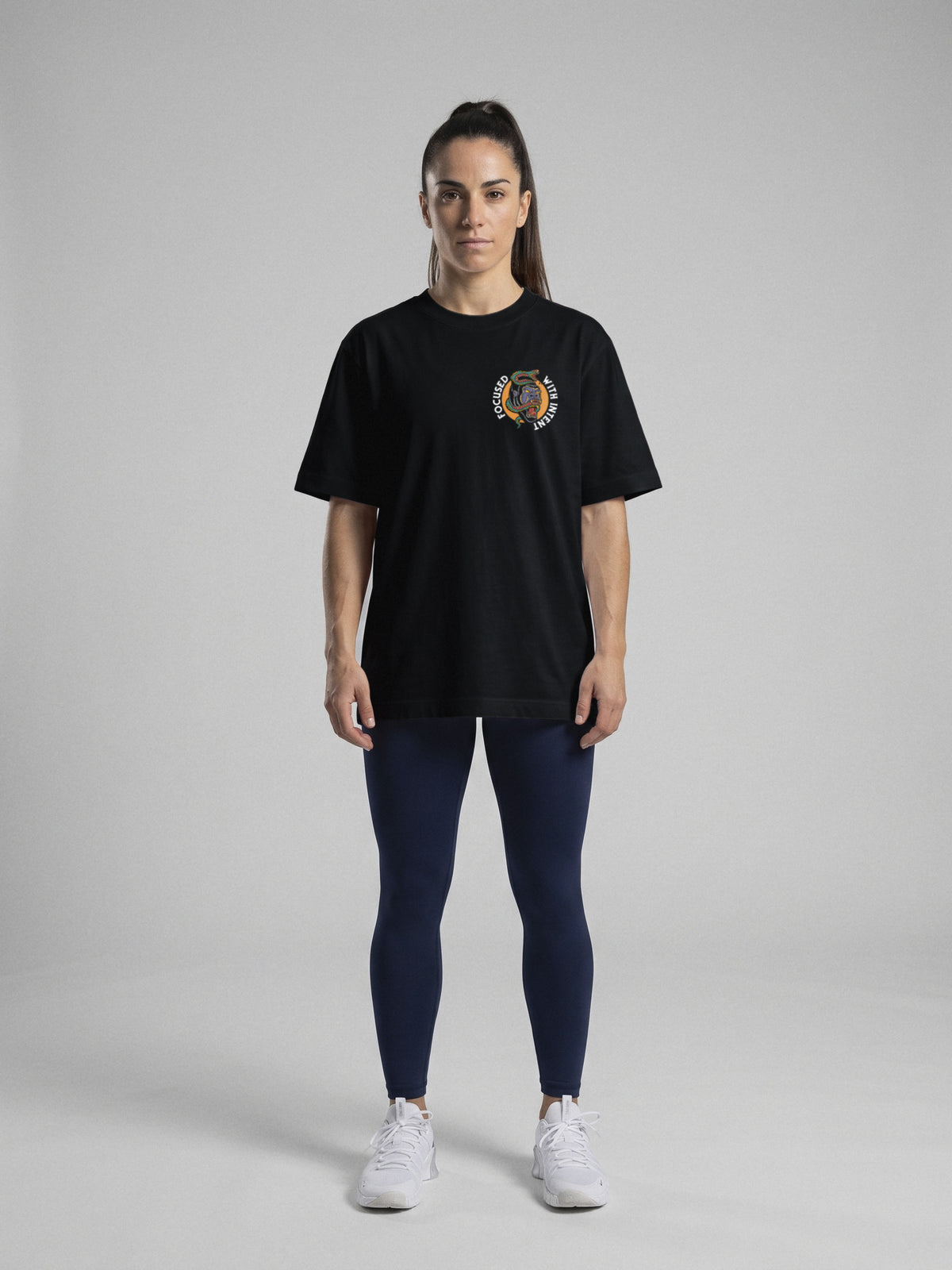 Focused With Intent - Oversize · Negro · modelo chica · frente