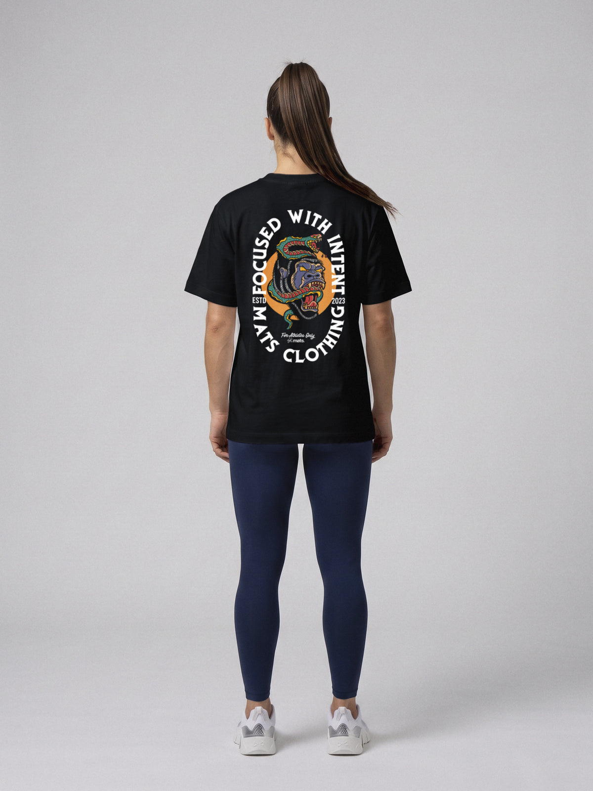 Focused With Intent - Oversize · Negro · modelo chica · espalda