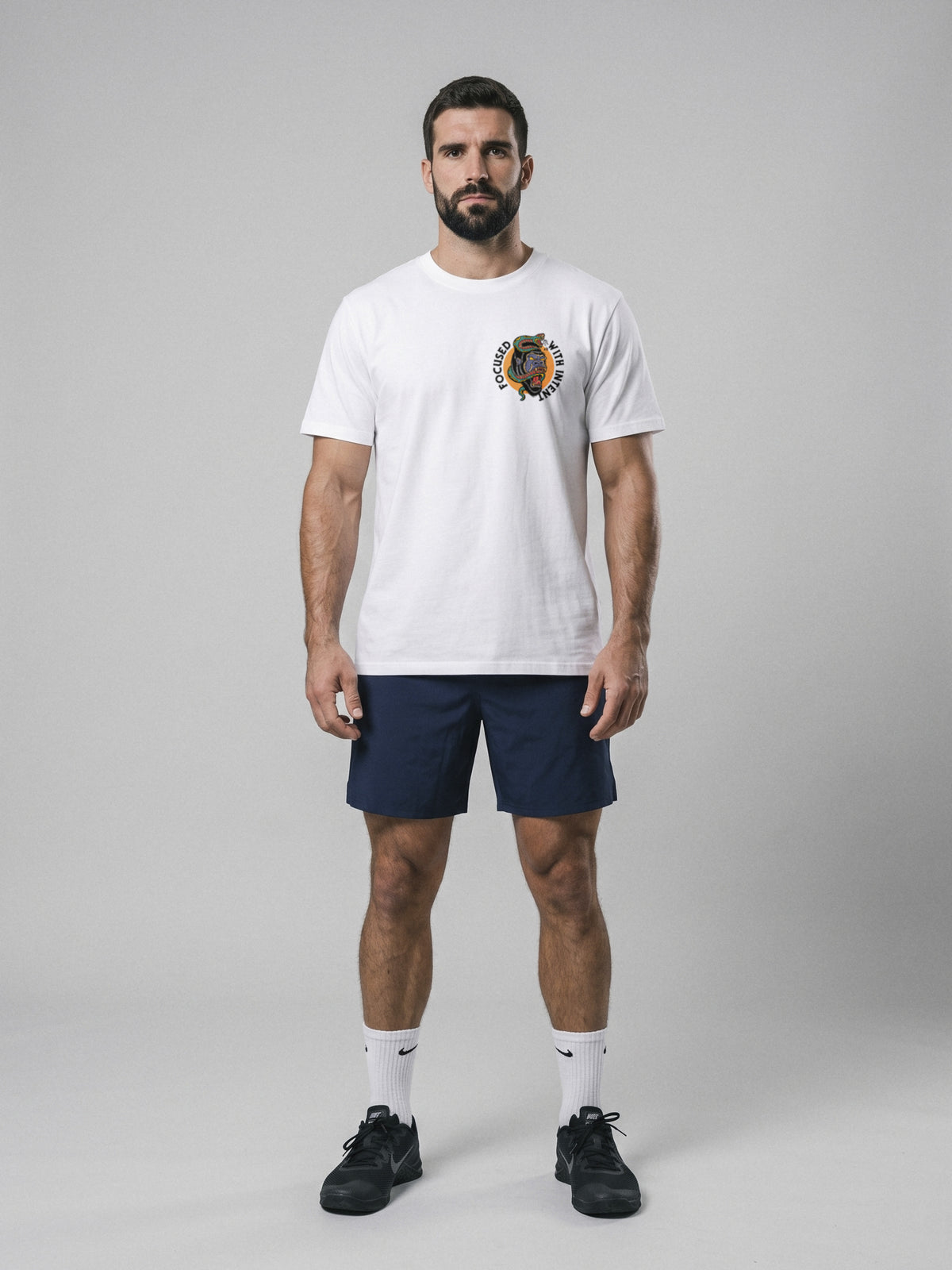 Focused With Intent - Regular Fit · Blanco · modelo chico · frente