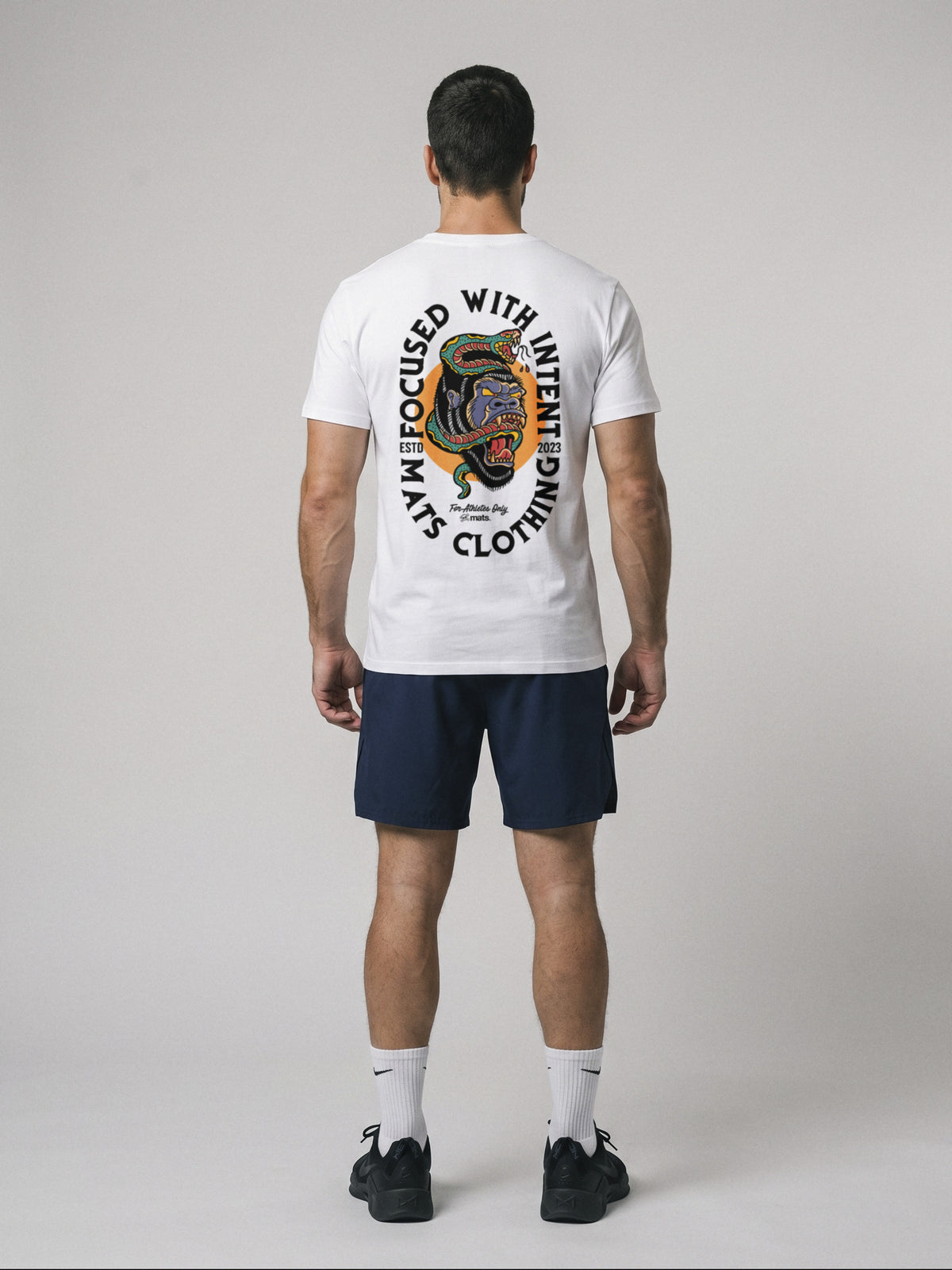 Focused With Intent - Regular Fit · Blanco · modelo chico · espalda