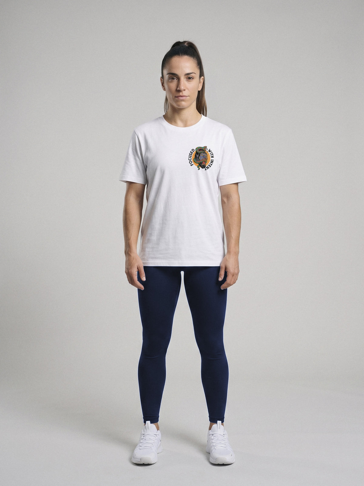 Focused With Intent - Regular Fit · Blanco · modelo chica · frente