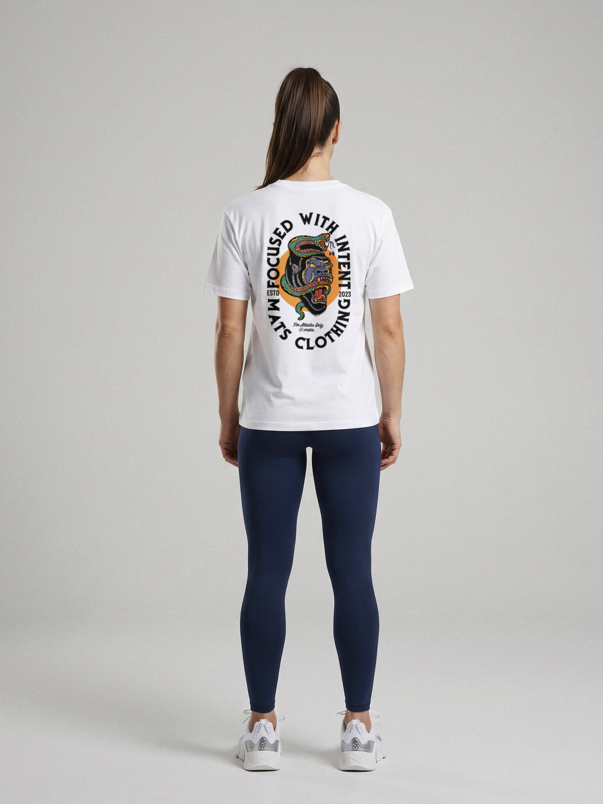 Focused With Intent - Regular Fit · Blanco · modelo chica · espalda