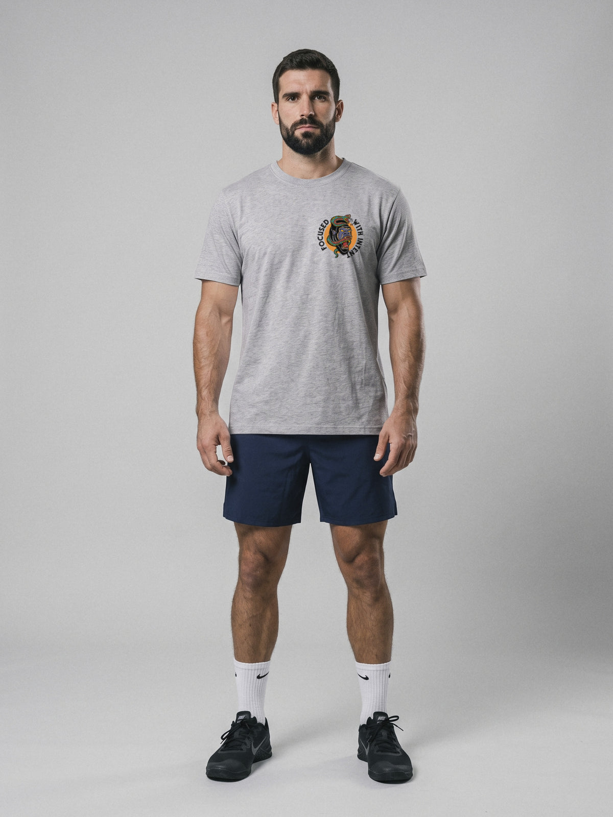 Focused With Intent - Regular Fit · Gris · modelo chico · frente