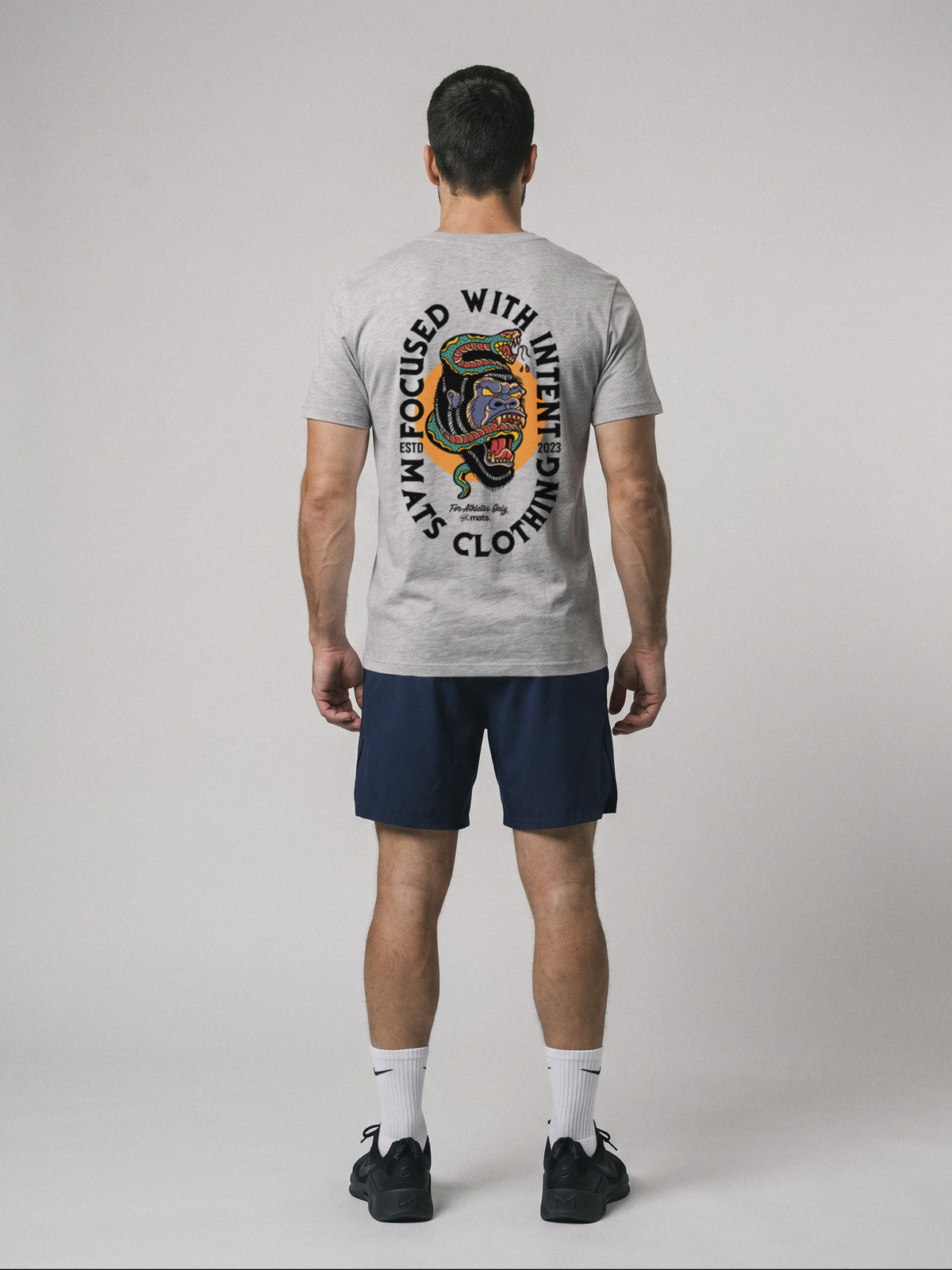 Focused With Intent - Regular Fit · Gris · modelo chico · espalda
