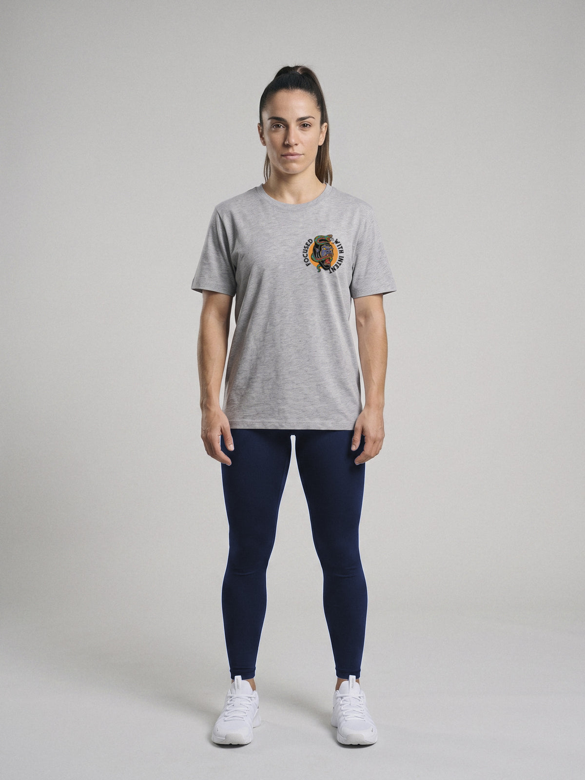 Focused With Intent - Regular Fit · Gris · modelo chica · frente