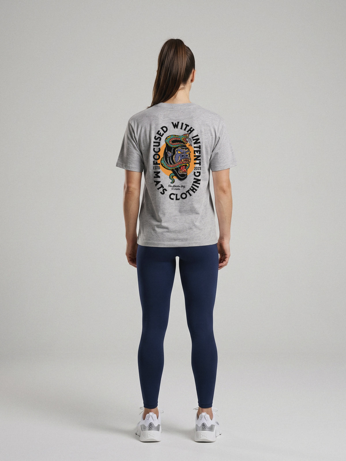 Focused With Intent - Regular Fit · Gris · modelo chica · espalda