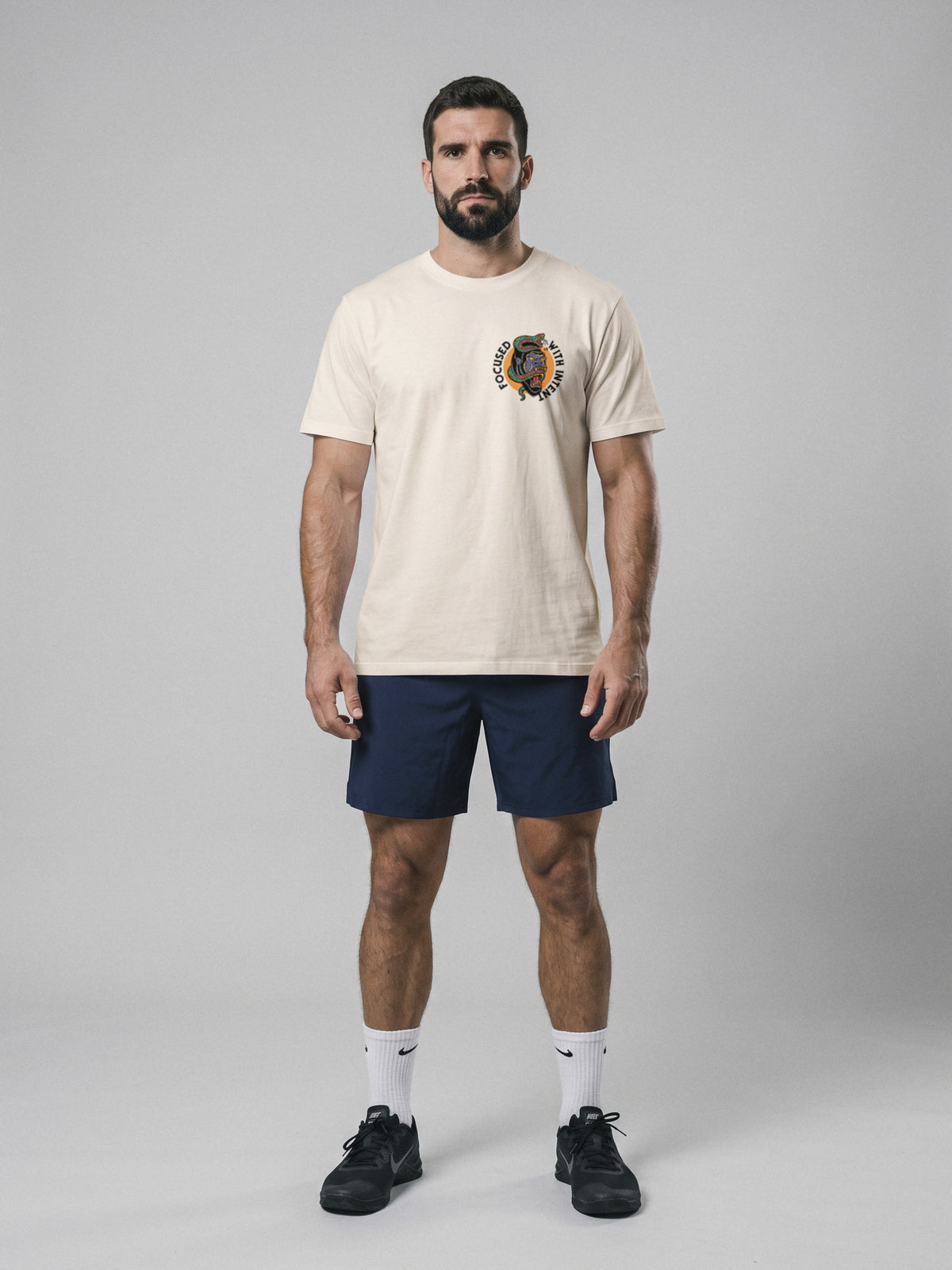 Focused With Intent - Regular Fit · Natural · modelo chico · frente
