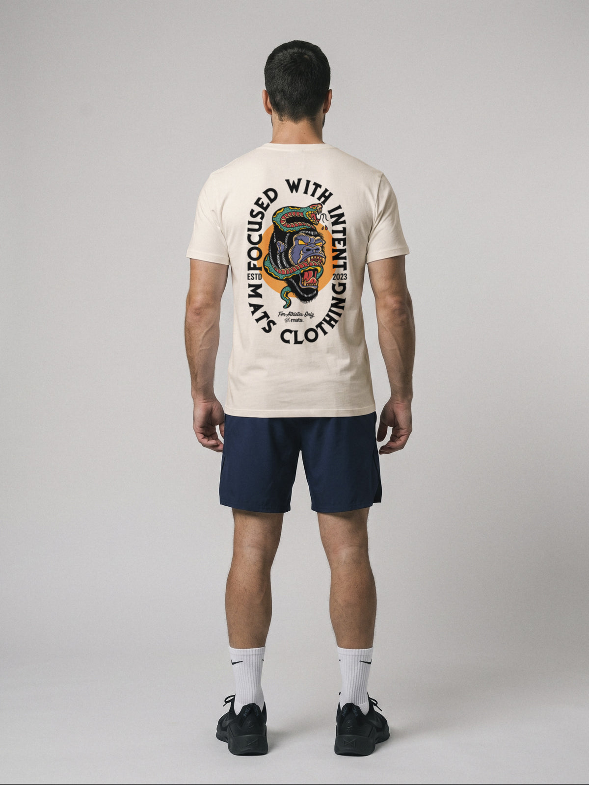 Focused With Intent - Regular Fit · Natural · modelo chico · espalda