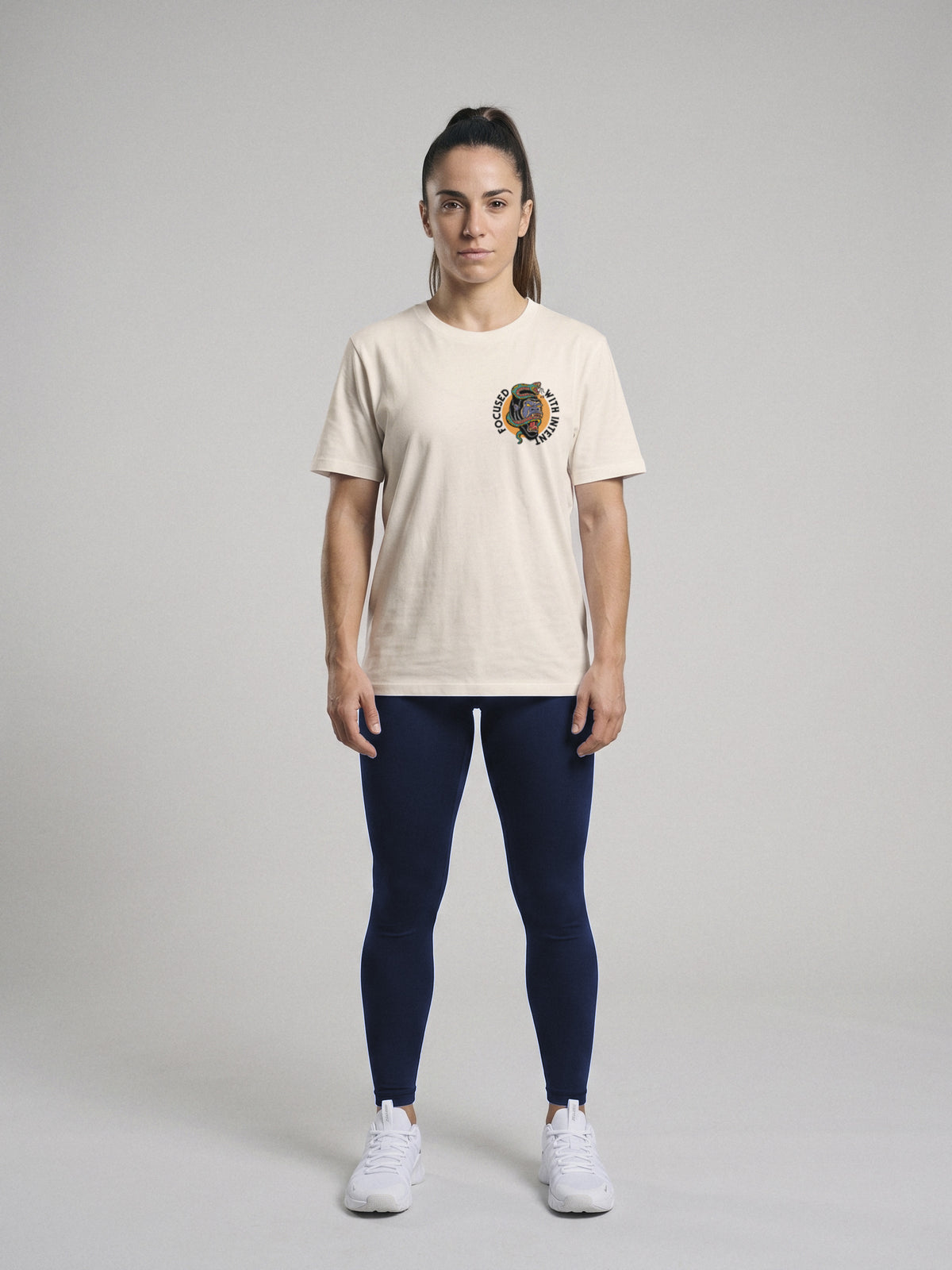 Focused With Intent - Regular Fit · Natural · modelo chica · frente