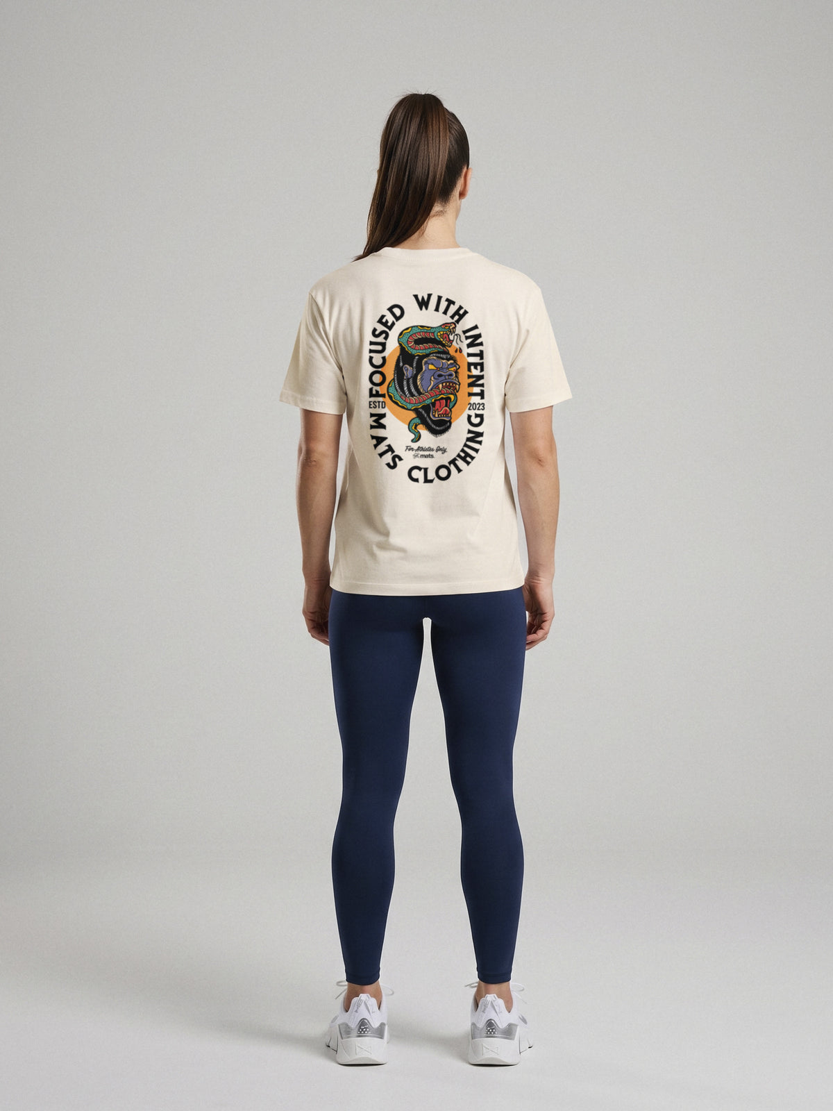 Focused With Intent - Regular Fit · Natural · modelo chica · espalda