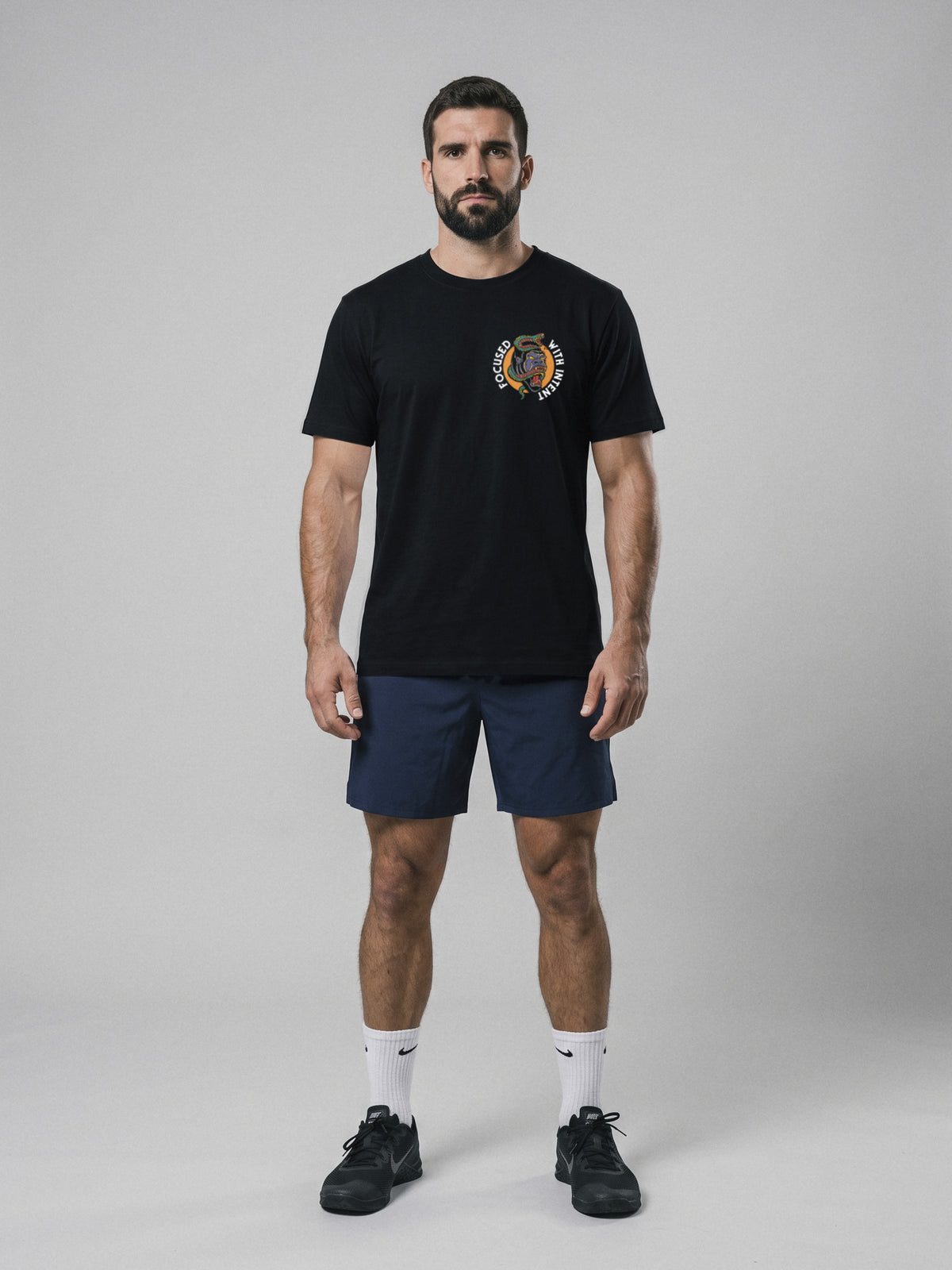 Focused With Intent - Regular Fit · Negro · modelo chico · frente
