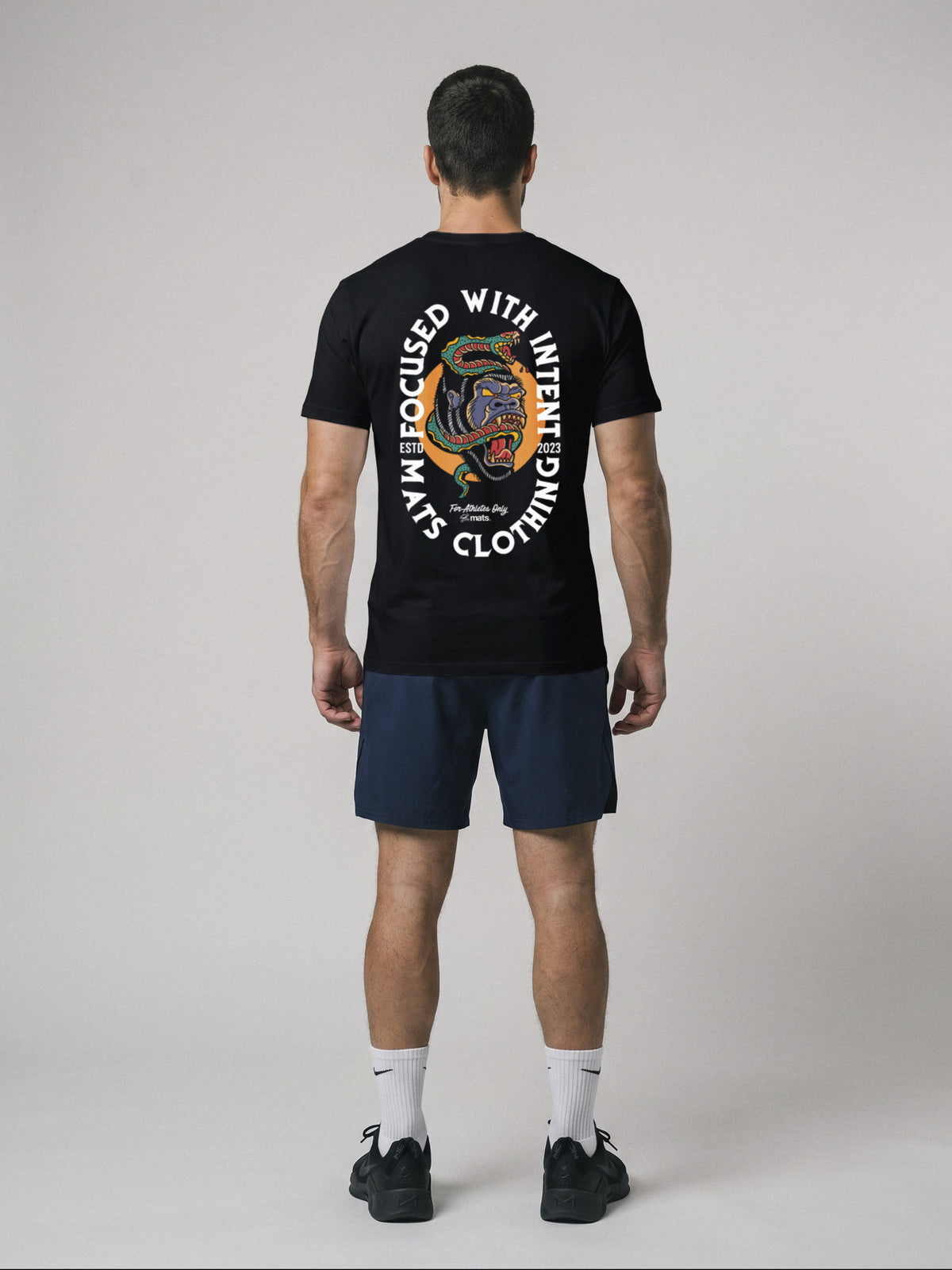 Focused With Intent - Regular Fit · Negro · modelo chico · espalda