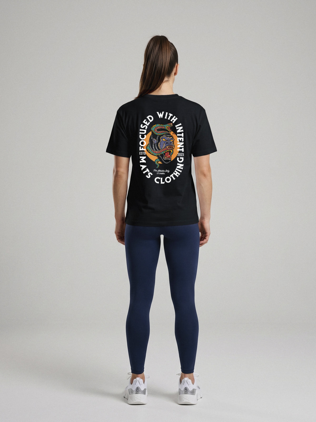 Focused With Intent - Regular Fit · Negro · modelo chica · espalda