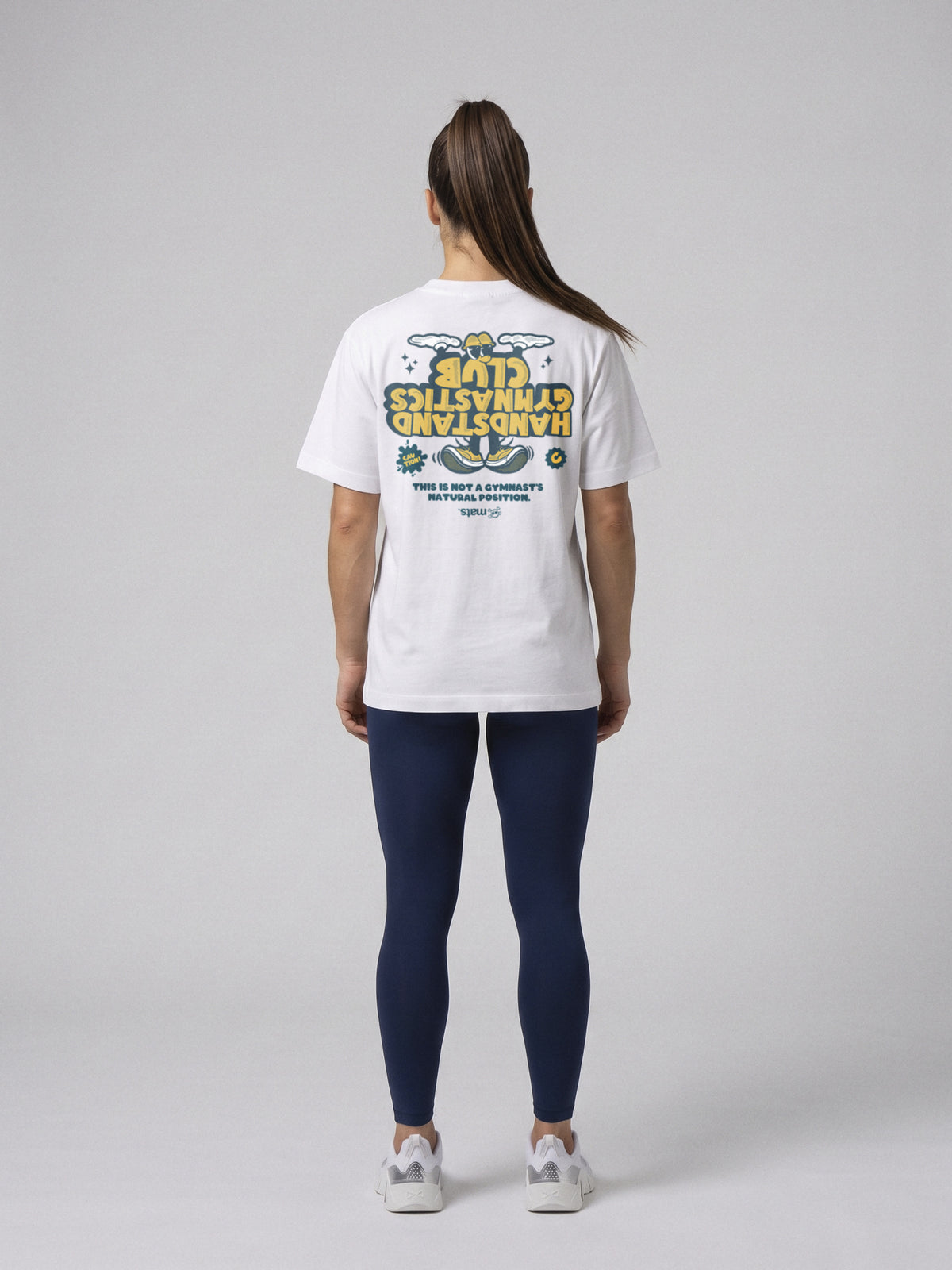 Handstand Gymnastics Club - Oversize · Blanco · modelo chica · espalda