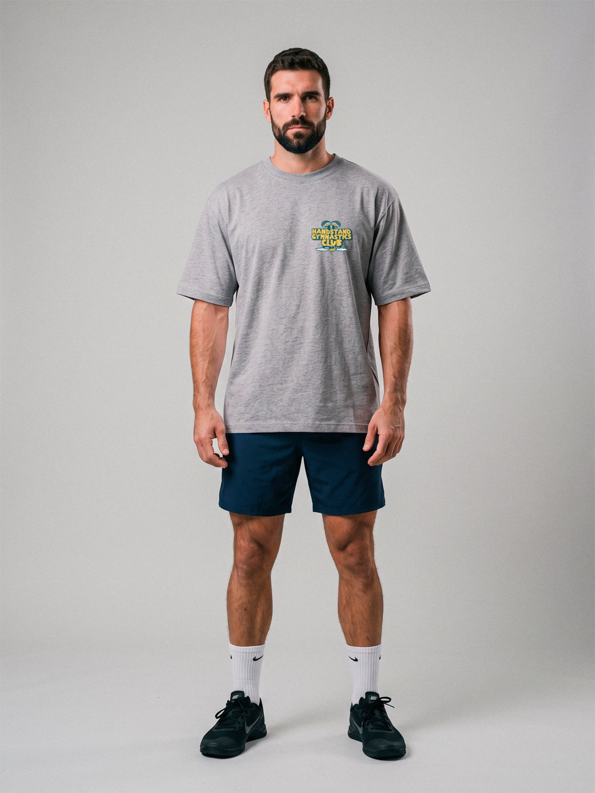 Handstand Gymnastics Club - Oversize · Gris · modelo chico · frente