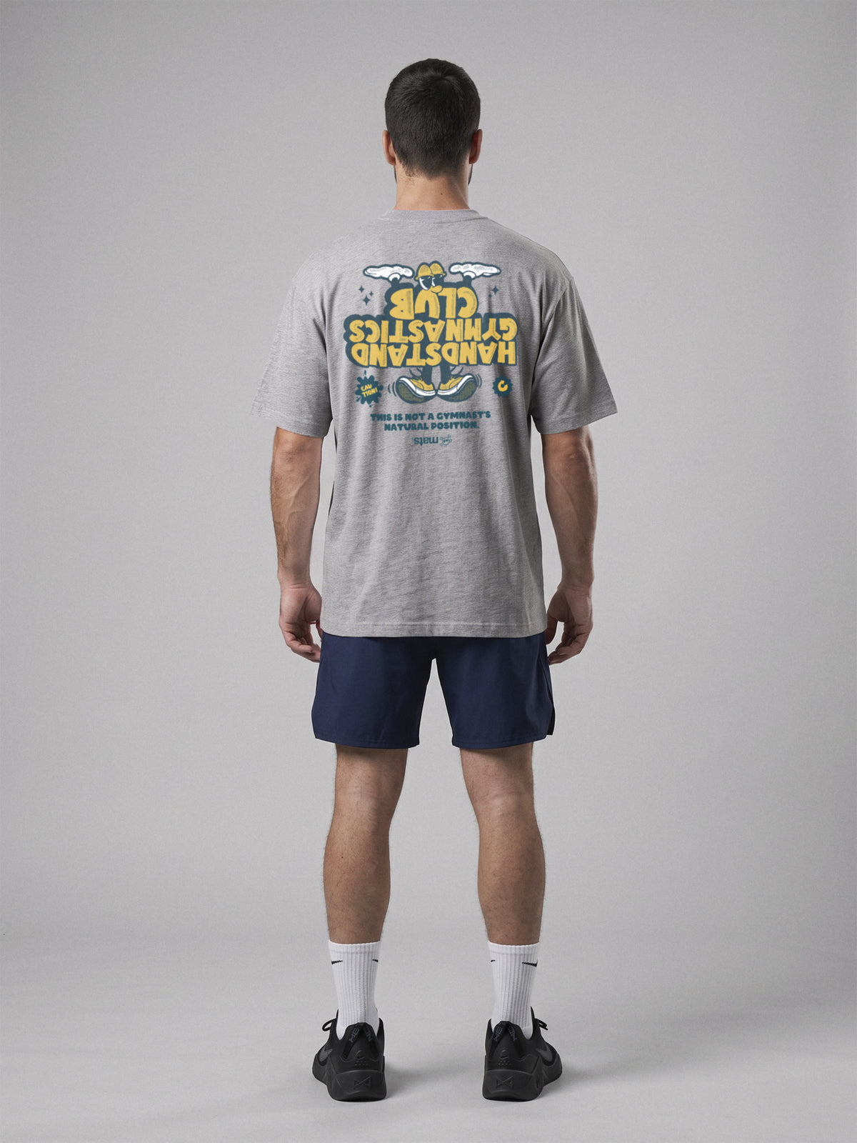 Handstand Gymnastics Club - Oversize · Gris · modelo chico · espalda