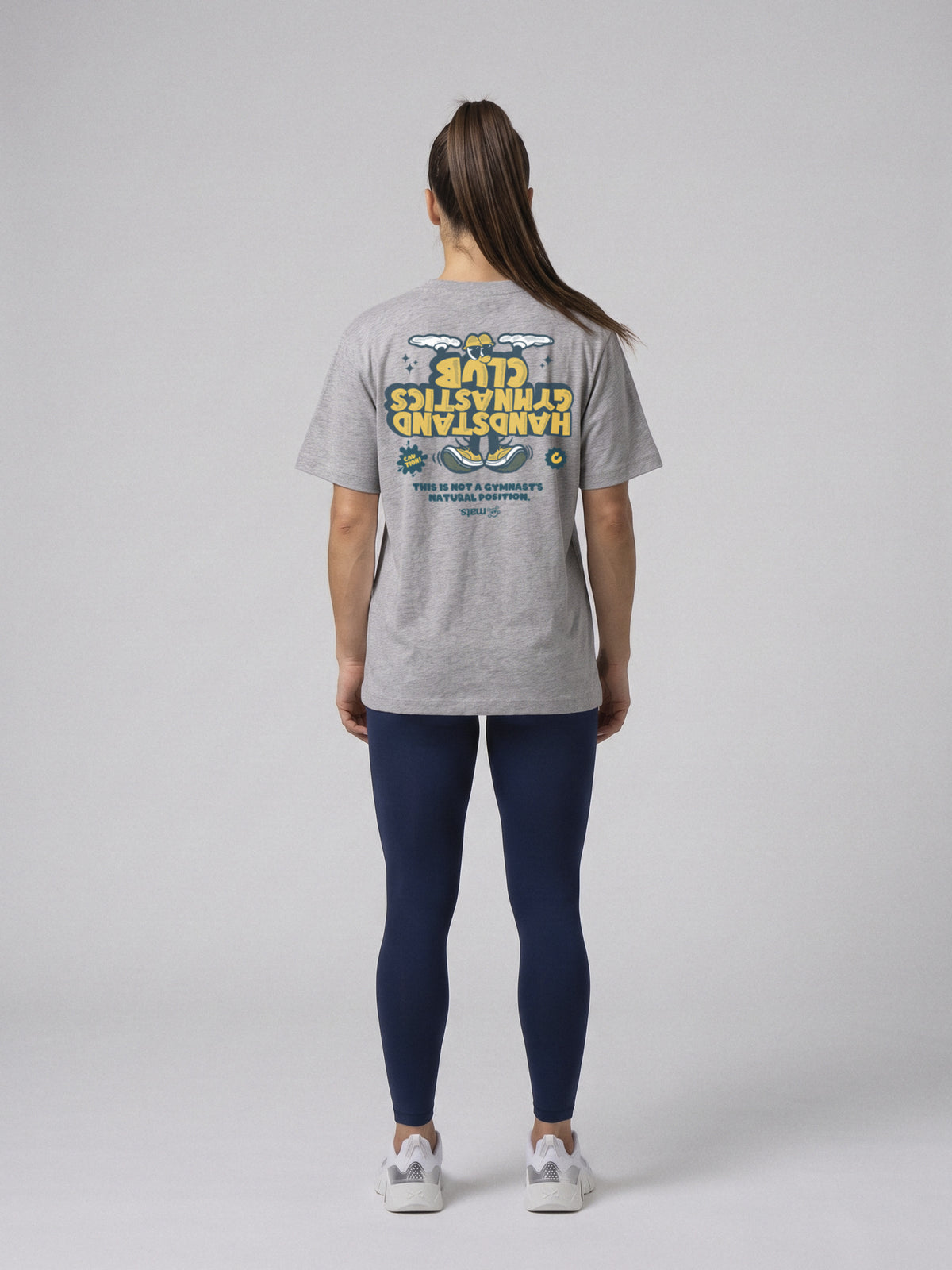 Handstand Gymnastics Club - Oversize · Gris · modelo chica · espalda
