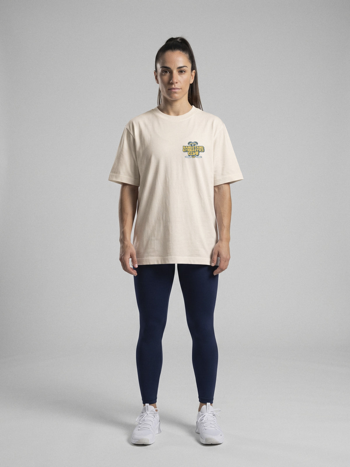 Handstand Gymnastics Club - Oversize · Natural · modelo chica · frente