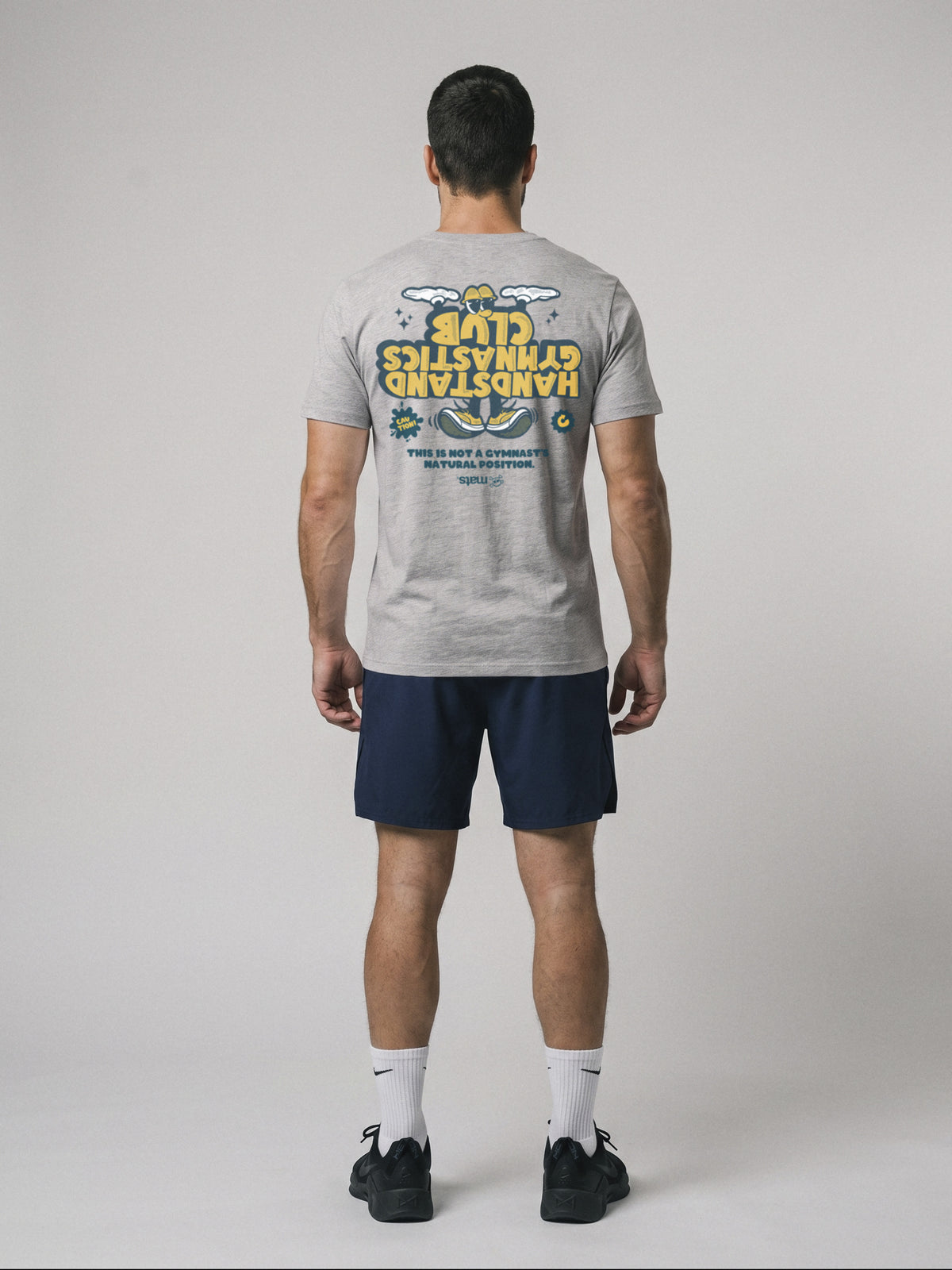 Handstand Gymnastics Club - Regular Fit · Gris · modelo chico · espalda