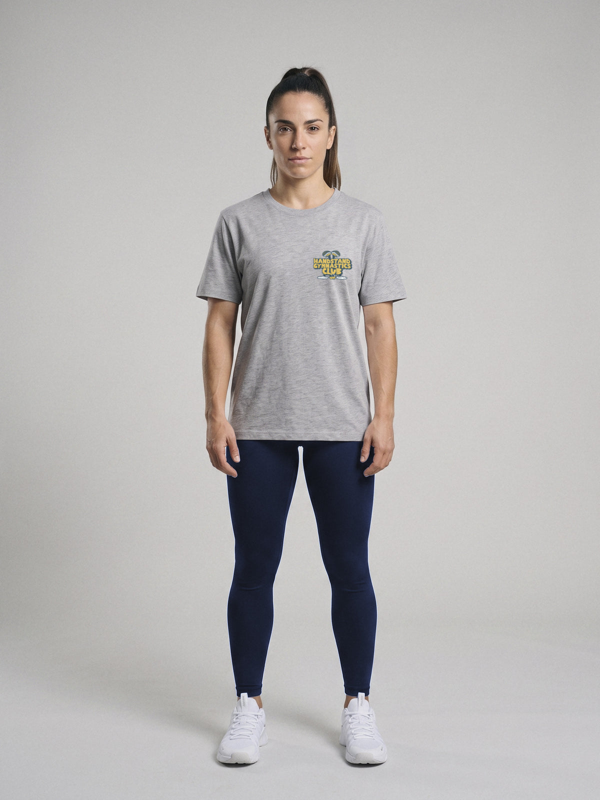 Handstand Gymnastics Club - Regular Fit · Gris · modelo chica · frente